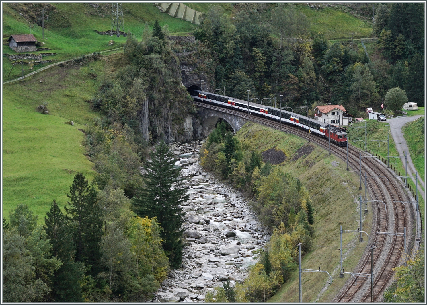 Eine SBB Re 4/4 II ist in der bekannten Wattinger Kurve mit dem Gotthard Panorama Express auf dem Weg nach Arth Goldau. 

19. Okt. 2023