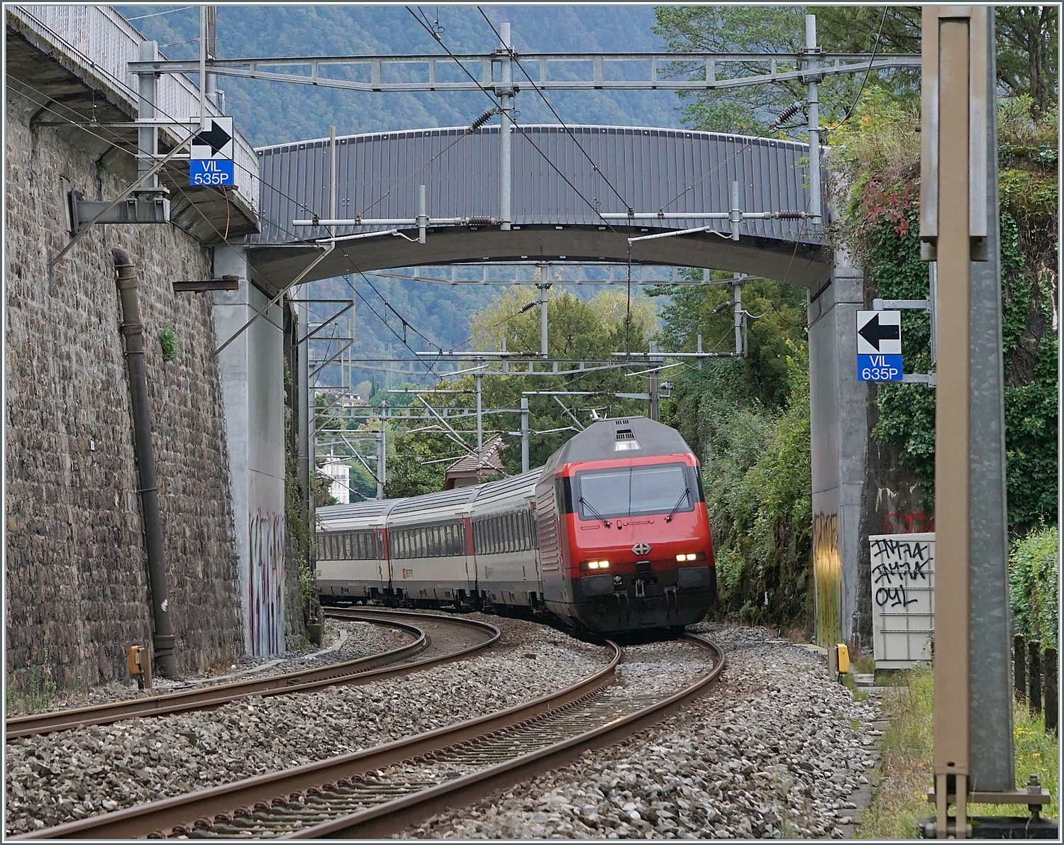 Eine SBB Re 460 ist beim Château de Chillon unter der neuen, wenig gefälligen Fussgängerbrücke zum Schloss unterwegs.

30. Sept. 2022
