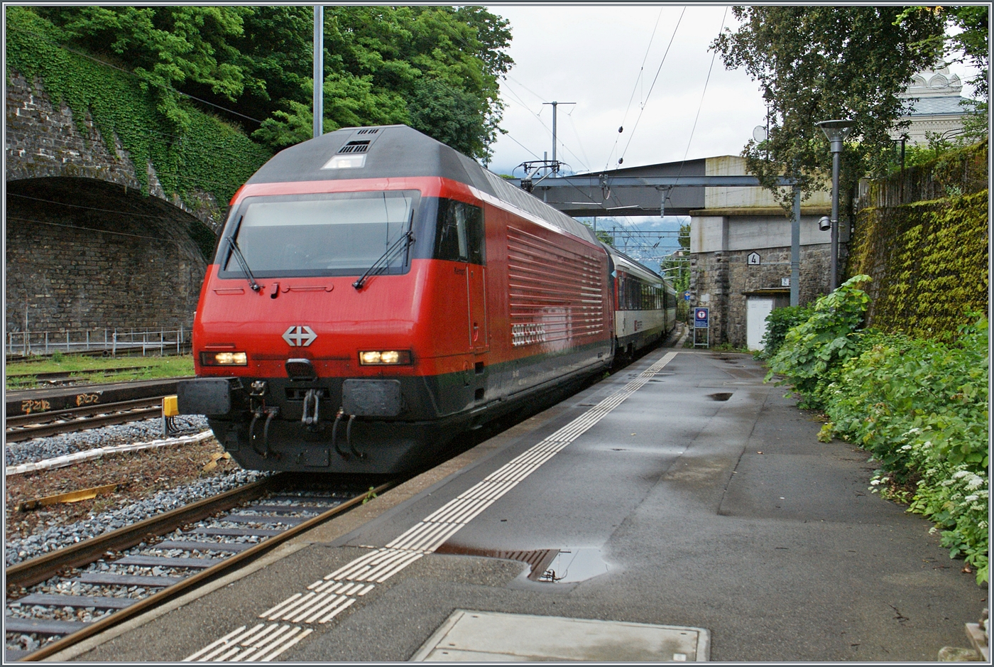 Eine SBB Re 460 (die auf der Seite angebrachte Nummer war leider nicht zu lesen) erreicht mit einem IR 90 von Brig nach Genève Aéroport den Bahnhof von Vevey.

1. Juni 2024