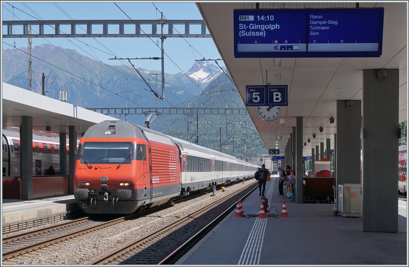 Eine SBB Re 460 erreicht mit ihrem IR 90 von Brig kommend den Bahnhof von Visp. Der Zug wird nach einem kurzen Halt nach Genève Aéroport weiterfahren. 

23. Juli 2024