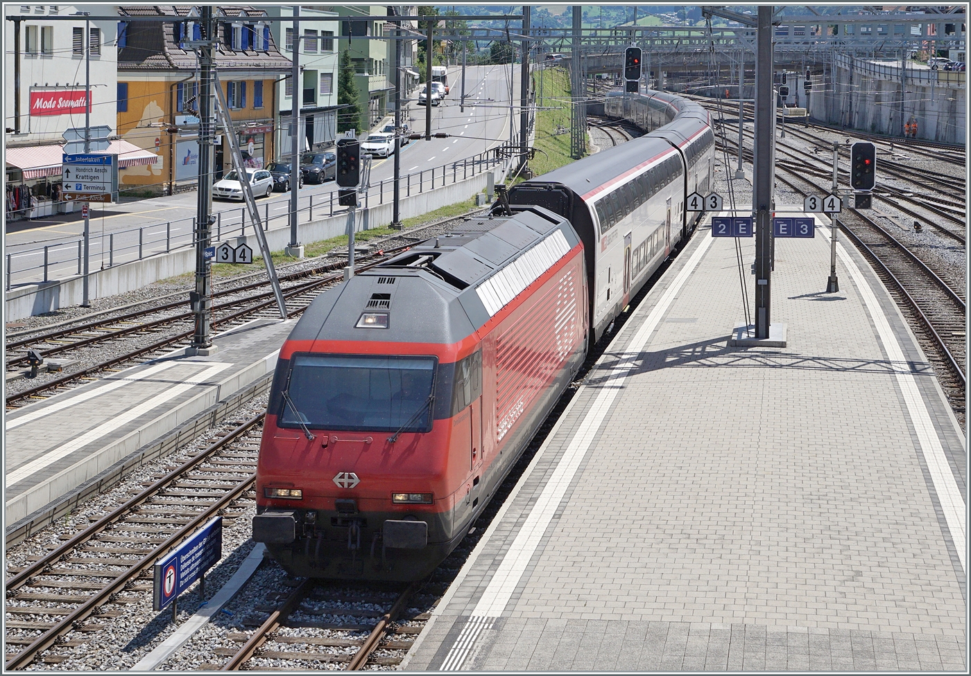 Eine SBB Re 460 erreicht mit eine IC von Interlaken Ost kommend den Bahnhof von Spiez, von wo aus der Zug nach einem kurzen Halt in Richtung Bern weiterfahren wird. 

23. Juli 2024