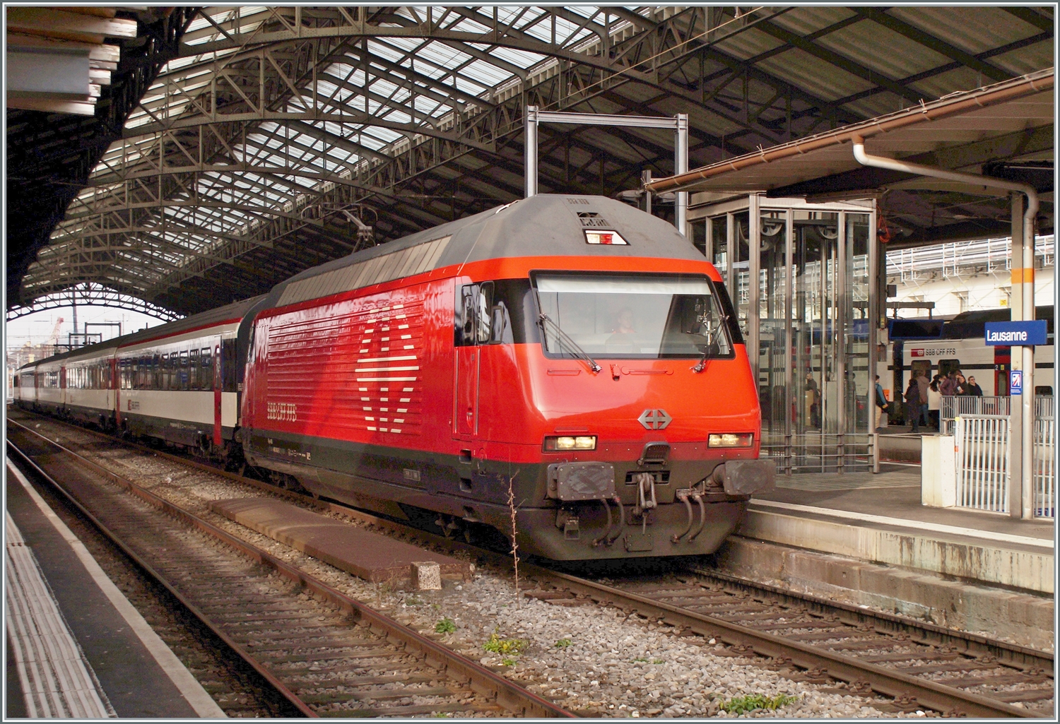 Eine SBB Re 460 ist mit eine HVZ IR Neuchâtel - Lausanne - Neuchâtel in Lausanne auf Rangierfahrt. 

29. Jan. 2024
