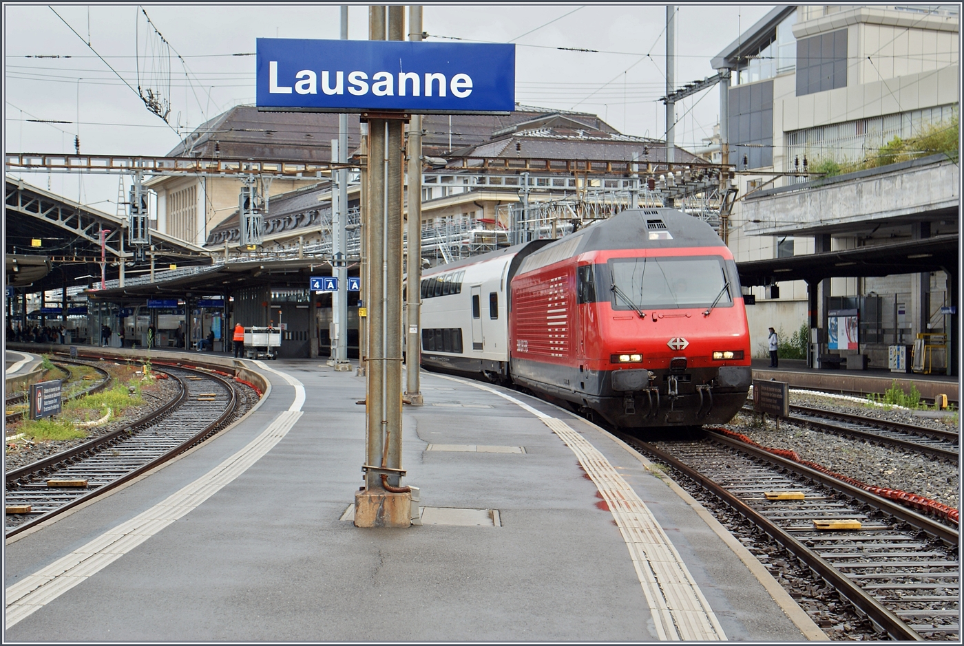 Eine SBB RE 460 ist mit einem IR 90 von Genève Aéroport nach Brig unterwegs und konnte beim Halt in Lausanne fotografiert werden. 

31. Mai 2024