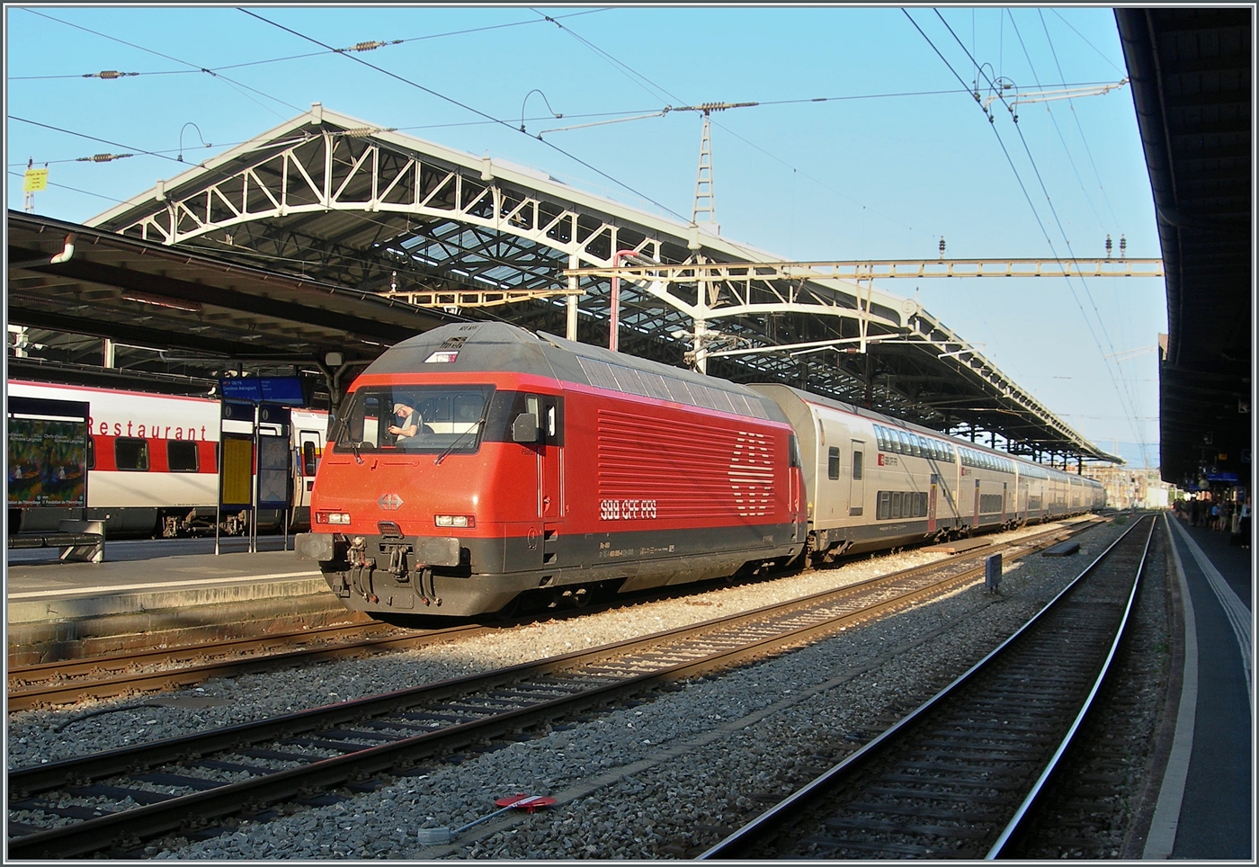 Eine SBB Re 460 wartet mit ihrem IR90 in Lausanne auf die Abfahrt nach Brig. 

24. Aug. 2024