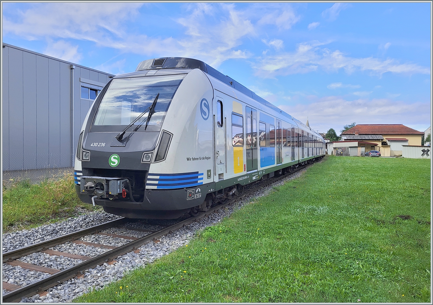 Eine Stuttgarter S-Bahn weit von ihrer Heimat entfernt in Villeneuve auf dem Weg ins Alstom Werk.

6. Sept. 2024