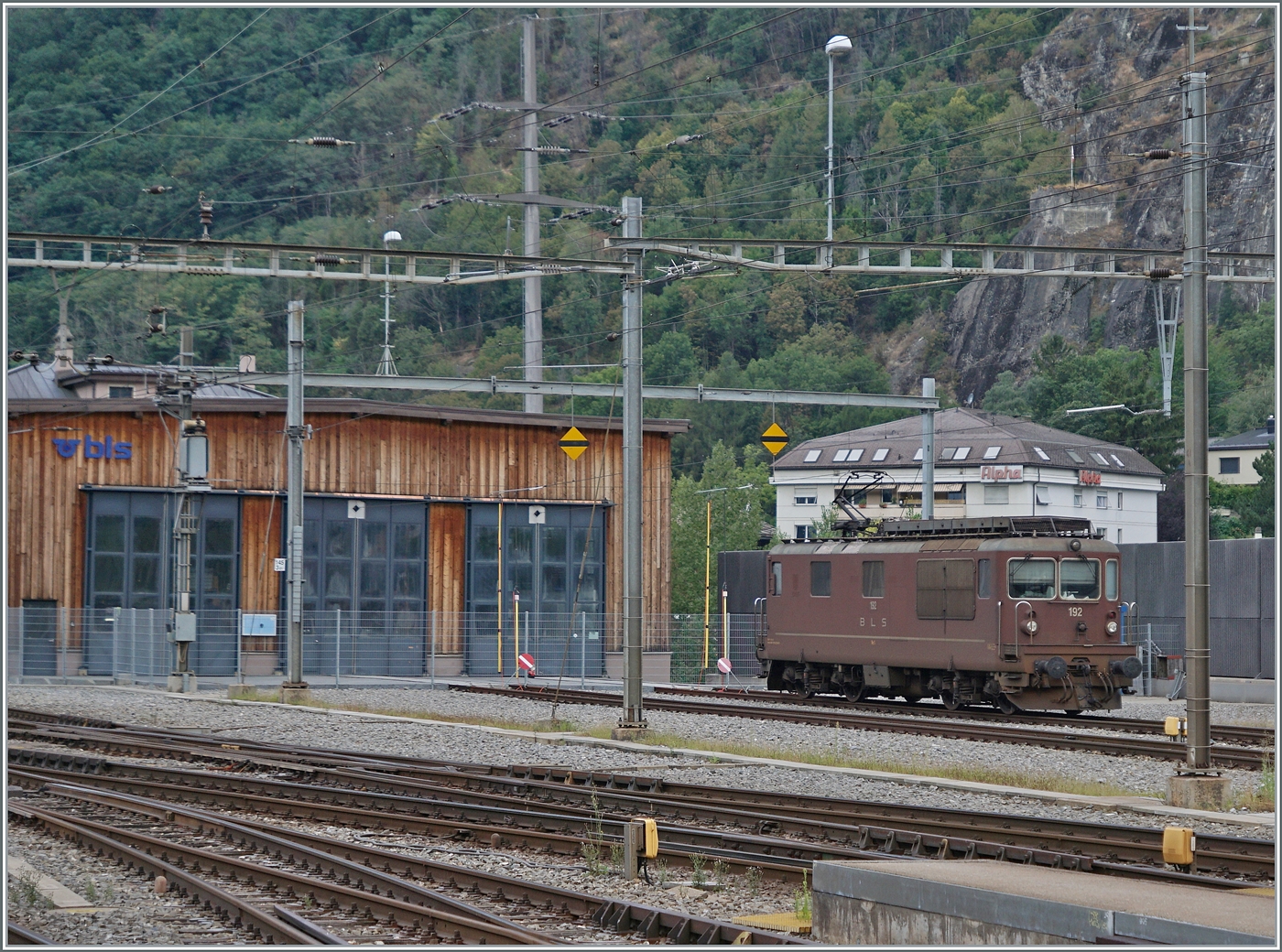 Eine der wenigen noch vorhandenen BLS Re 4/4 (Re 425) 192 steht aufgebügelt im Bahnhofvon Brig.

17. Aug 2024 

