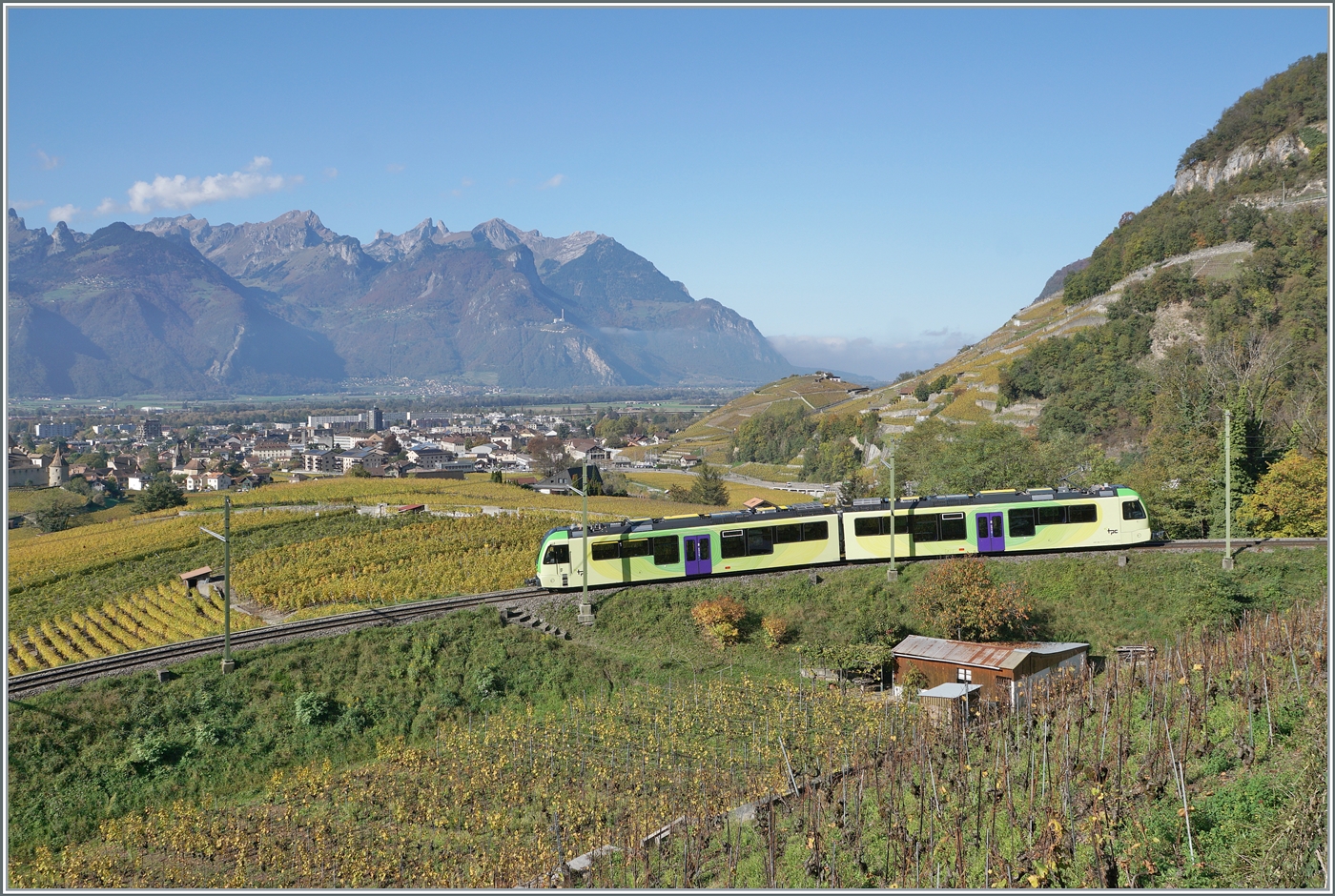 Einer der drei neuen TPC ASD ABe 4/8 ist in den Weinbergen oberhalb von Aigle auf der Fahrt nach Aigle. 

29. Okt. 2024  