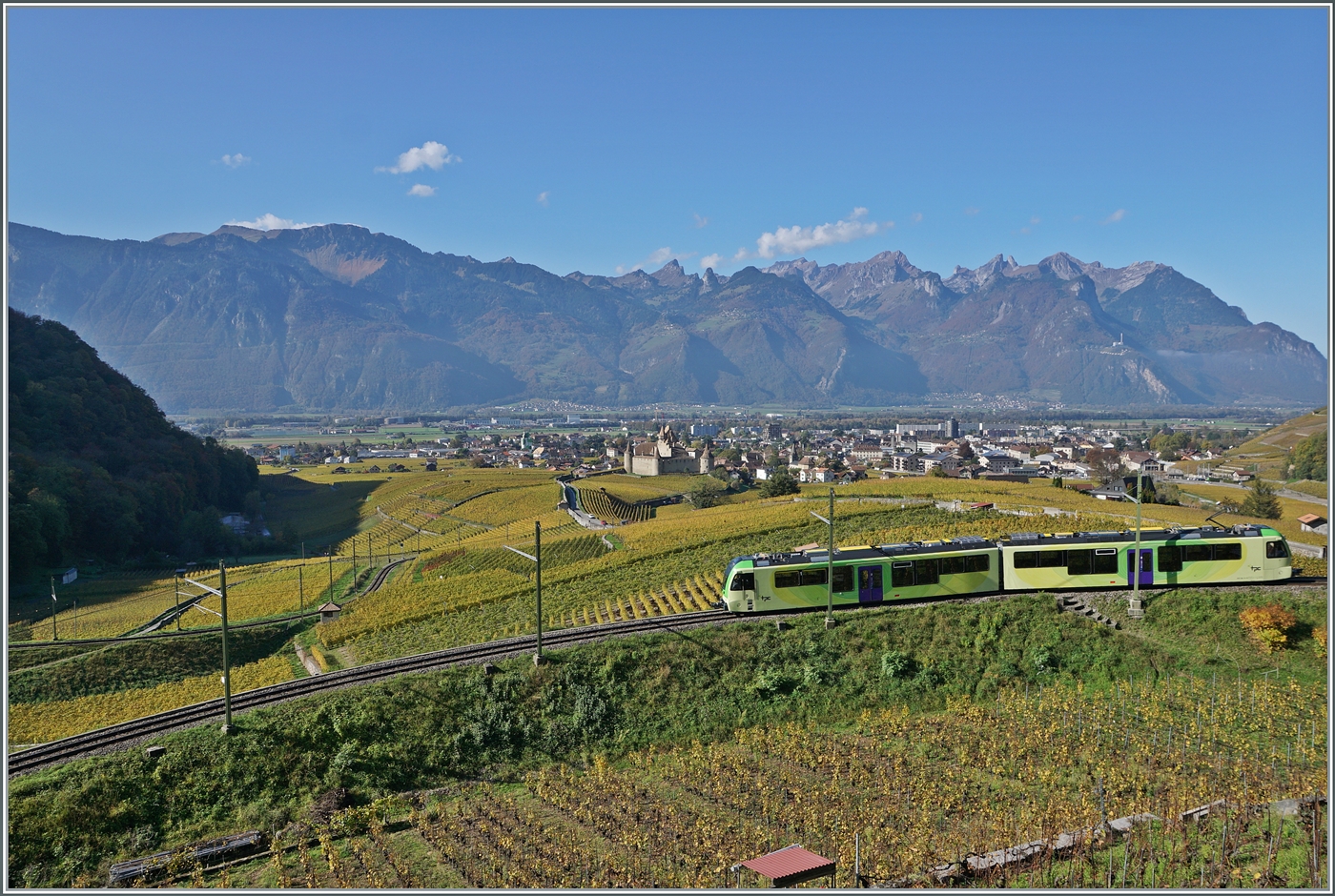 Einer der drei neune TPC ASD ABe 4/8 ist oberhalb von Aigle mitten in den Weinreben auf dem Weg nach Aigle. 

29. Okt. 2024