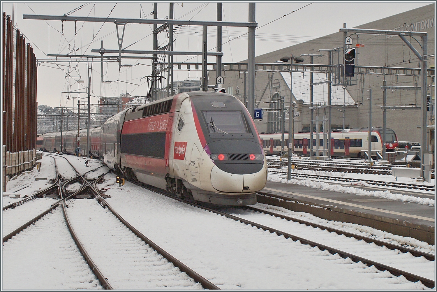 Eines der eher seltenen Winterbilder dieser Saison: Der TGV Lyria Rame 4719 nach Paris Gare de Lyon verlässt den Bahnhof von Lausanne.

10. Jan. 2024