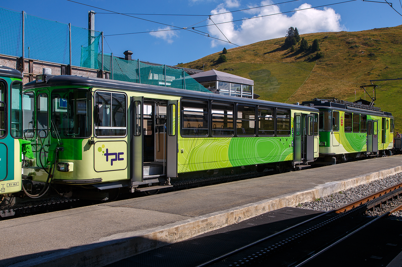 Eingereiht im Pendelzug mit dem Triebwagen BDeh 4/4 81der vierachsige Steuerwagen (2. Klasse) tpc BVB Bt 61 (ex B 53), hier als Zwischenwagen.

Der Wagen wurde 1976 als Personenwagen (Zwischenwagen) BVB B 53, zu den Pendelzügen mit den Triebwagen BDeh 4/4 81 und 82, von SWP (Schindler Waggon AG) in Pratteln gebaut, im Jahr 2000 wurde er dann zum Steuerwagen Bt 61 umgebaut.

TECHNISCHE DATEN der Bt:
Spurweite: 1.000 mm (Meterspur)
Achsanzahl: 4 (2´2´)
Zahnradsystem:  Abt (Bremszahnrad)
Länge über Kupplung: 15.600 mm
Eigengewicht: 9 t
Max. Neigung : 200 ‰
Höchstgeschwindigkeit (Adhäsion): 40 km/h
Höchstgeschwindigkeit (Zahnrad): 20 km/h 
(Berg auf) / 15 km/h (Talfahrt)
Sitzplätze: 44 (in der 2.Klasse)
Stehplätze: 72
Kupplung: +GF+-Kupplung
Bremse: Frein P-A