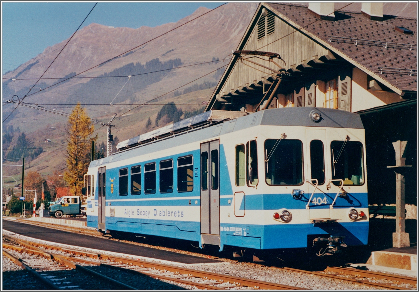Einige Jahre später hat die ASD endlich neues Rollmaterial erhalten, welches den Verkehr der ASD gut vierzig Jahre lang prägen wird. Bei der Auslieferung der BDe 4/4 Triebwagen waren diese für die ASD in einem  einladendem Blau/Weiss gehalten, welches erst gegen 2010 dem TPC Einheits Anstrich weichen musste. 
Im Gegensatz zu zur ersten Aufnahme ist hier das dort erwähnte Gebäude am linken Bildrand verschwunden. 

Der BDe 4/4 404 wartet in Les Diablerets als Solo-Triebwagen auf die Abfahrt nach Aigle.

Analogbild vom Nov. 1988