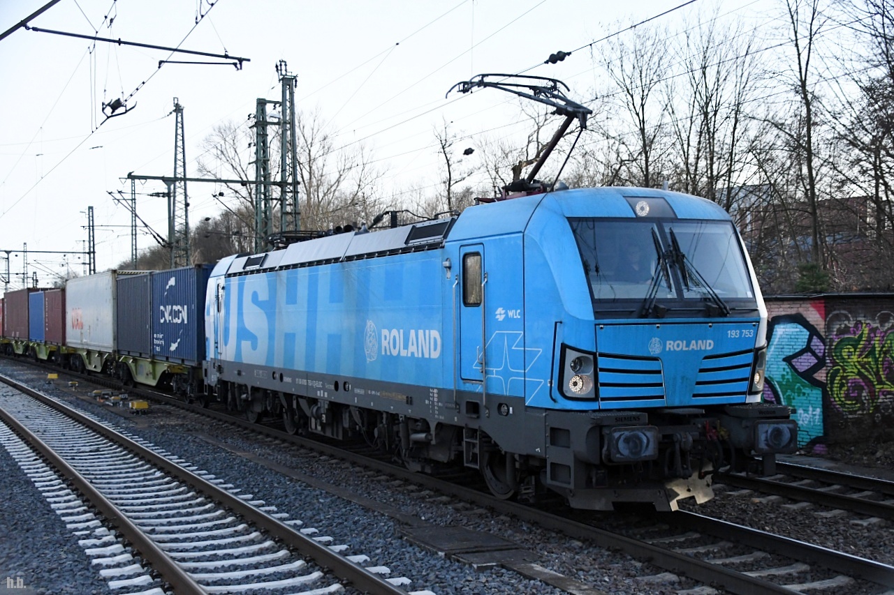 ELOC 193 753 fuhr mit einen containerzug durch harburg,02.02.23