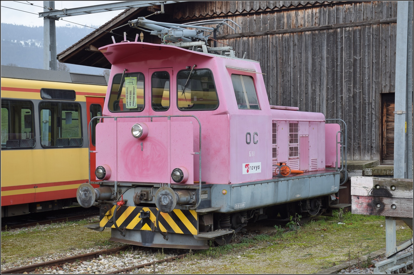 Ende einer �ra - der Gleichstrom und die  Lokalbahn  gehen. 

Ee 2/2 1 ist schon einige Tage au�er Betrieb und war noch lange f�r den G�terverkehr auf der kurzen Privatbahn zust�ndig, bevor die Dieselloks den Betrieb �bernahmen. Hier am Lokschuppen von Orbe, Dezember 2025.