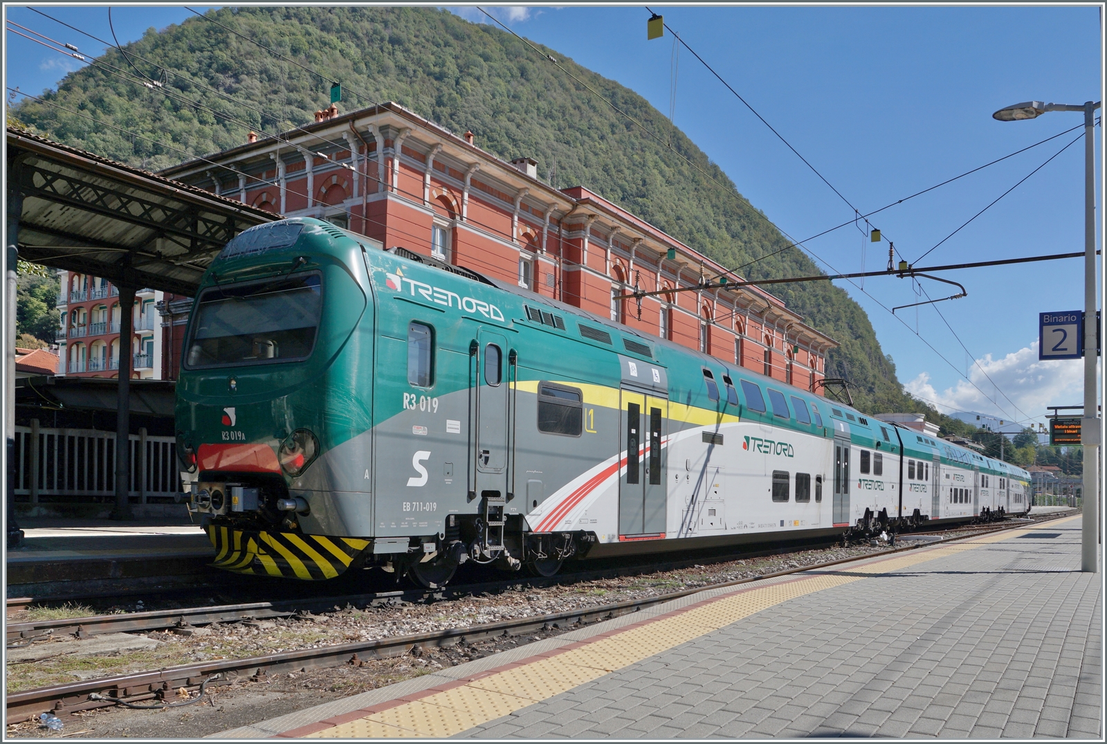 Endstation Lago Maggiore: der Trenord ALe 711 068 (94 83 4 711 068-6 I-TN) ist als Regio von Milano Cadorna in Laveno Mombello Lago angekommen. 

27. September 2022 