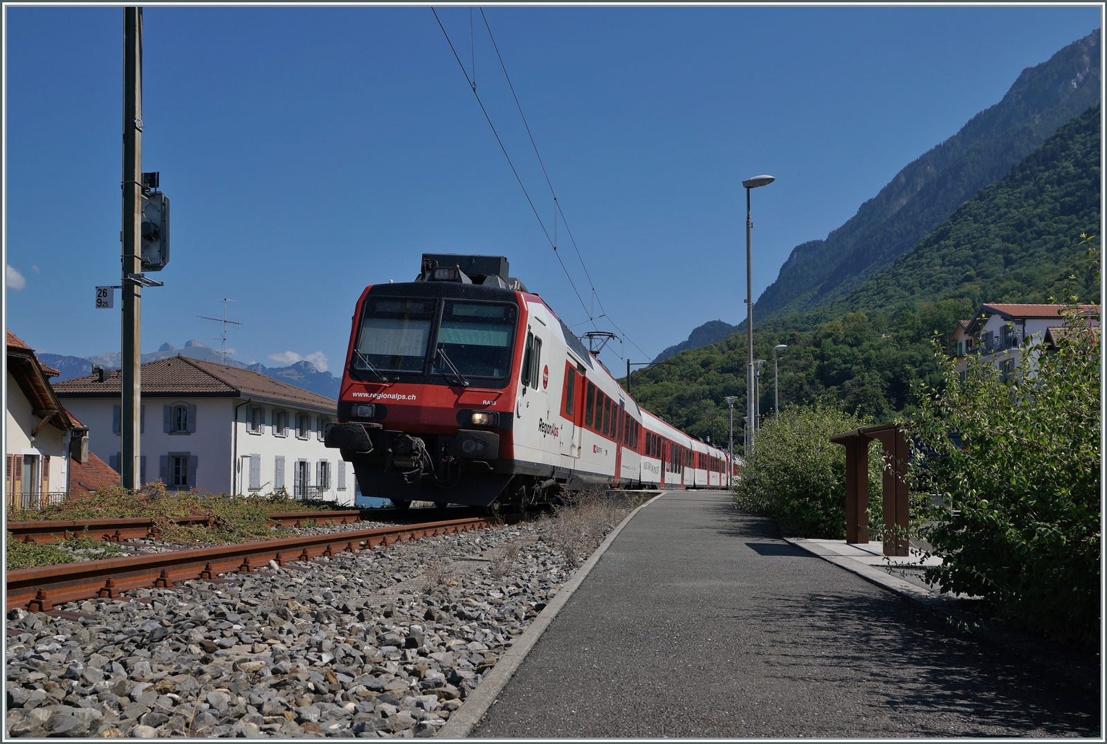Endstation; der Regionalp ist in St-Gingolph angekommen, hier endet die Fahrleitung und die Strecke; gleich hinter mir (also hinter meinen Rücken) folgt eine Brücke und mitten auf der Brücke die Grenze. Einmal wird es wohl wieder Züge über die Brücke nach Frankreich geben, jedenfalls seit Jahren Bemühungen dazu.

6. August 2022