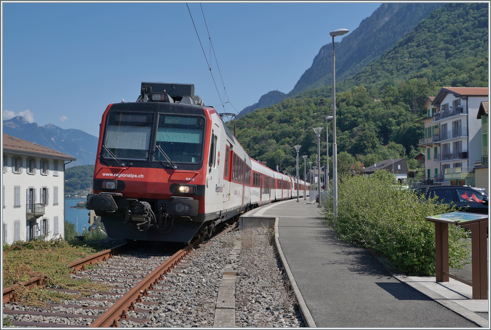 Endstation - wie an den Gleisen im Vordergrund zu erkennen ist, fahren die Züge hier nicht weiter. Zwei RegionAlpes RBDe 560  Domino  wenden in St-Gingolph (Suisse) für die Rückfahrt nach Brig. Hinter meinem Rücken, wohl nach gut fünfzig Meter beginnt Frankreich.

16. Aug. 2022