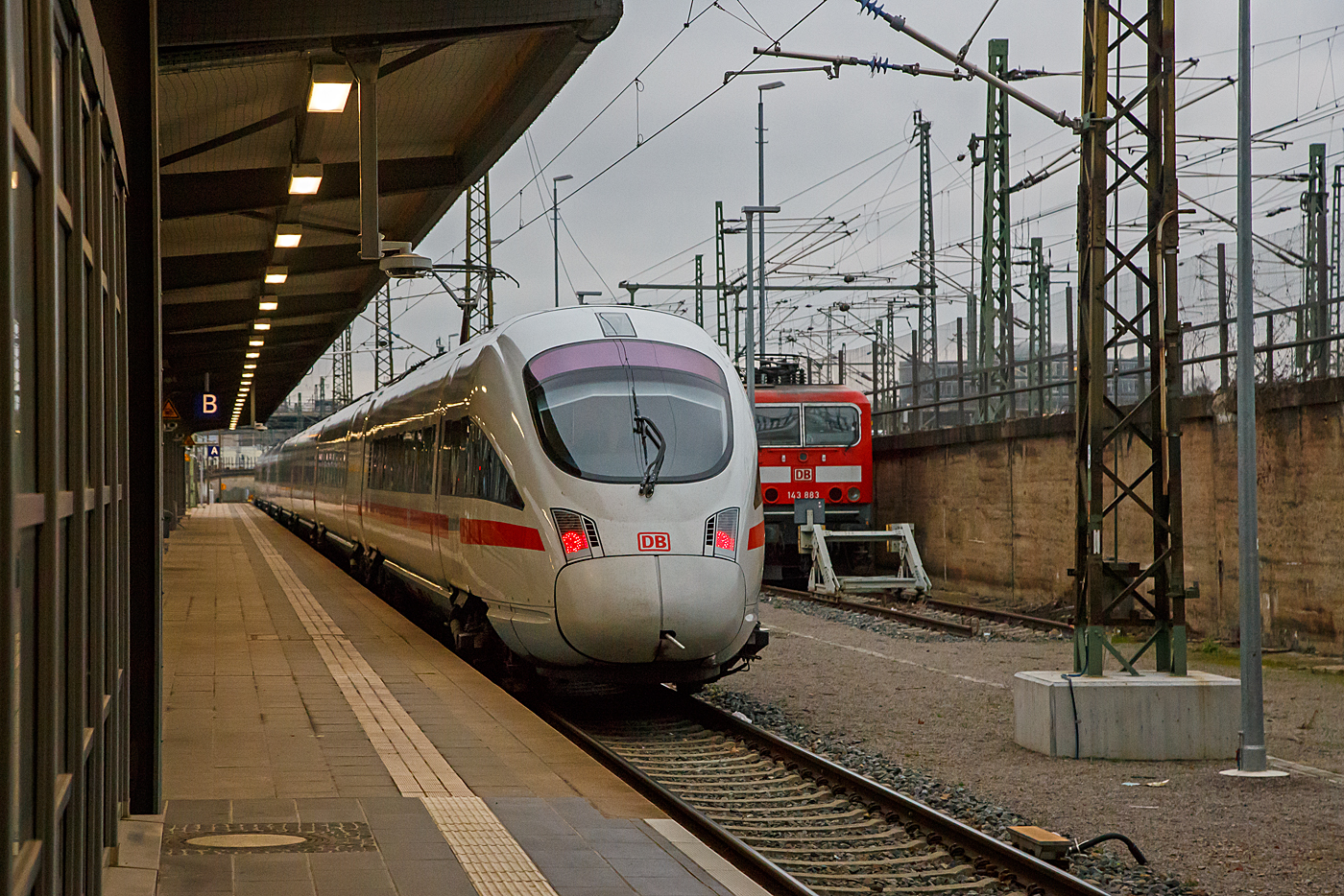 Er hatte uns zuvor sehr gut nach Dresden gebracht...
Der 7-teilige ICE T (BR 411) Tz 1115 „Coburg“ gekuppelt mit dem 5-teiligen ICE T (BR 415) Tz 1506g „Kassel“, verlässt nun, als ICE 1556 (Dresden – Wiesbaden), wieder den Hauptbahnhof Dresden.
