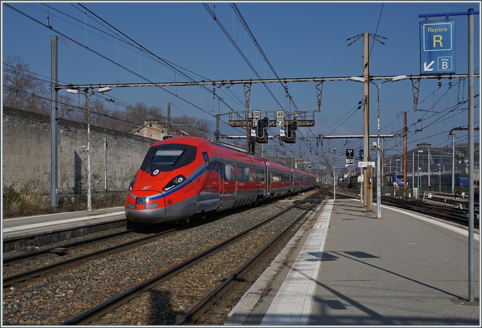 er Trenitalia FS ETR 400 048 ist als FR 9291 von Paris Gare de Lyon nach Milano Centrale unterwegs und erreicht Chambéry-Challes-les-Eaux, wo der Zug einen fahrplanmässigen Halt hat. Neben der schweren Gleichstromfahrleitung zeigt sich auf die wuchtige Signalbrücke als landestypischen Merkmal.

20. März 2022