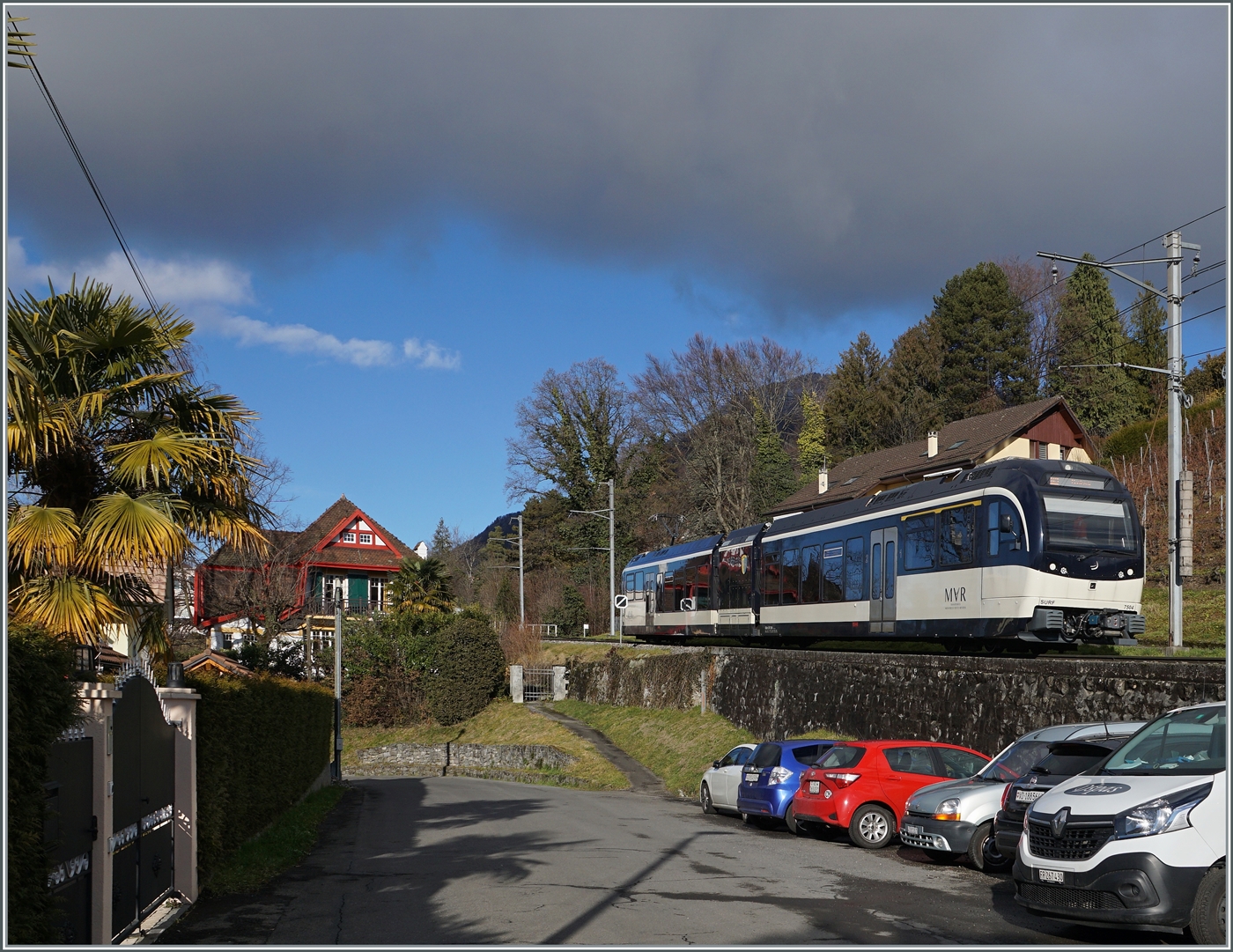 Erstaunlich, einige Höhenmeter tiefer fahren die MOB Züge bereits wieder unter Palmen. Der CEV MVR ABeh 2/6 ist als Regionalzug von Les Avants nach Montreux unterwegs und konnte bei Planchamp fotografiert werden. 

3. Jan. 2025