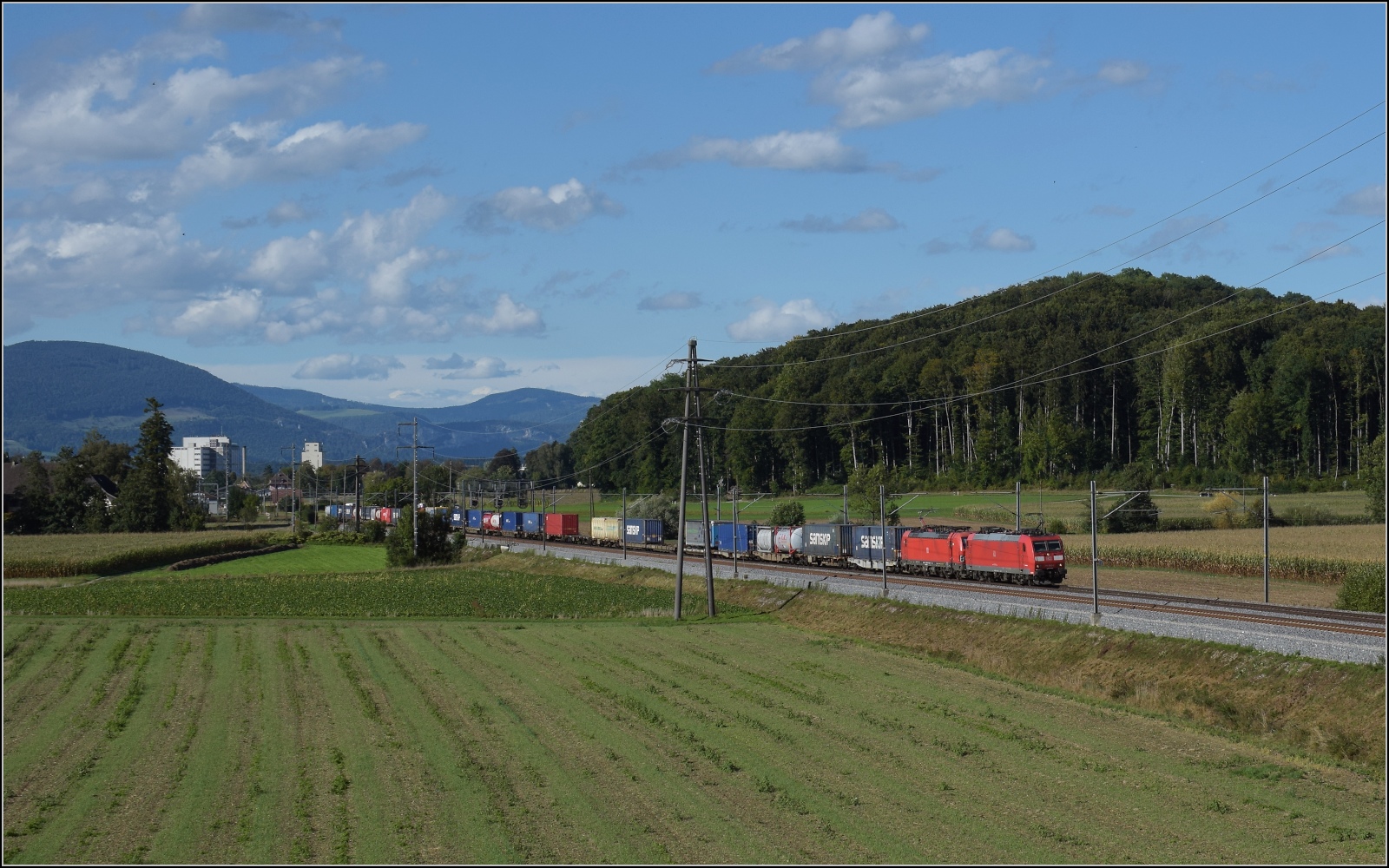 Erstaunlicherweise kann 185 090 mit auch mit dem Konkurrenzprodukt 193 317 in Doppeltraktion fahren. Bollodingen, September 2022.