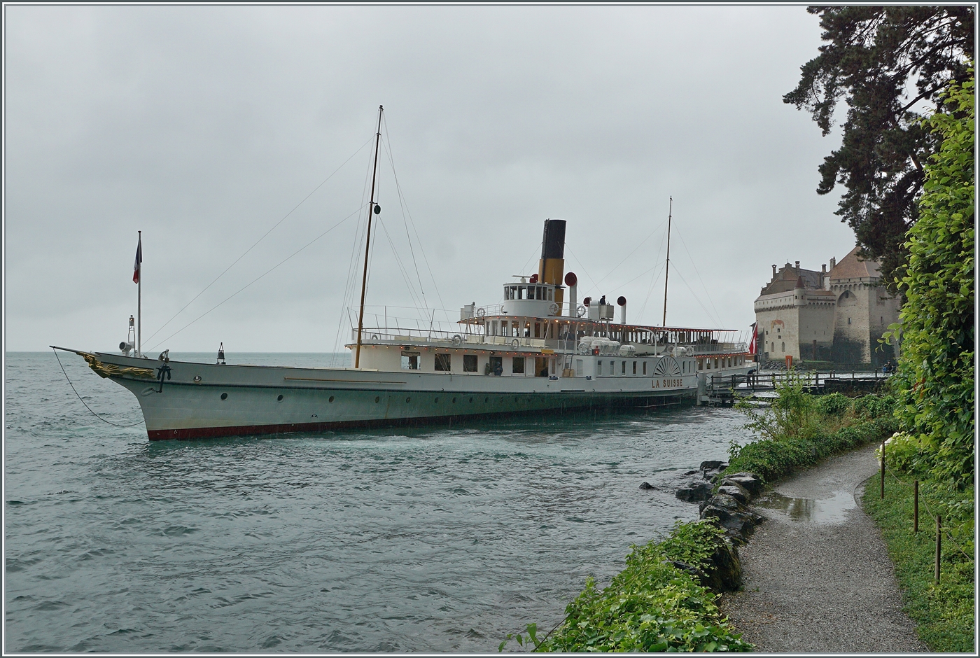Es herrscht nicht gerade eitel Sonnenschein, als das CGN Raddampfer  La Suisse  Inbetriebsetzung 1910 als Kurssschiff 900 die Anlegestelle Château de Chillon verlässt. Aber gibt es einen Grund, bei  schlechtem Wetter  auf das Fotografieren zu verzichten?

Noch eine kurze Anmerkung zur Einordnung des Baujahres des Schiffes: es wurde zwei Jahre vor der Stapellauf der TITANIC in Betriebe gesetzt, nun glücklicherweise gibt es auf dem Genfersee keine Eisberge...

22. Juni 2024