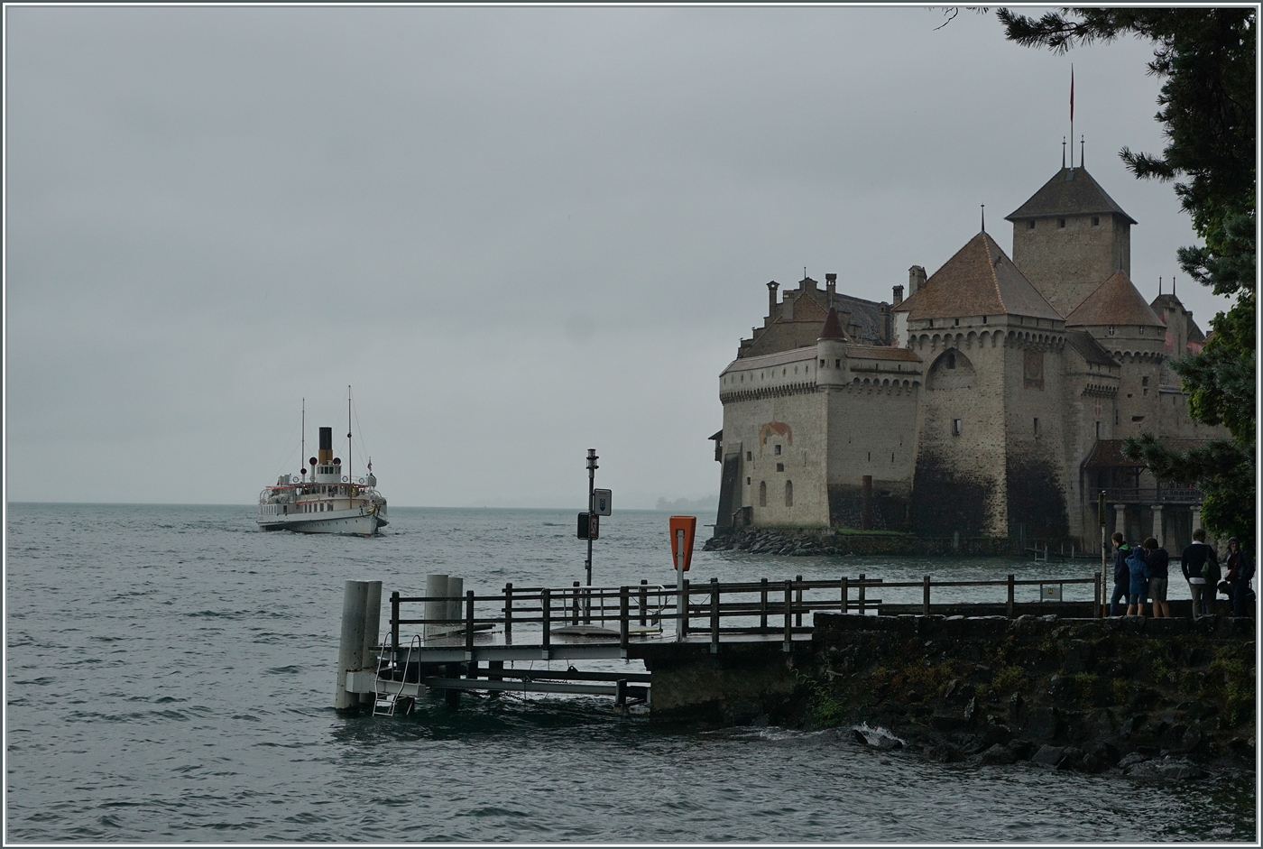 Es herrscht nicht gerade eitel Sonnenschein, als das CGN Raddampfer  La Suisse  Inbetriebsetzung 1910 als Kursschiff 900 die Anlegestelle Château de Chillon erreicht. Aber gibt es einen Grund, bei  schlechtem Wetter  auf das Fotografieren zu verzichten? Noch eine kurze Anmerkung zur Einordnung des Baujahres des Schiffes: es wurde zwei Jahre vor der Stapellauf der TITANIC in Betriebe gesetzt, nun glücklicherweise gibt es auf dem Genfersee keine Eisberge... 

22. Juni 2024