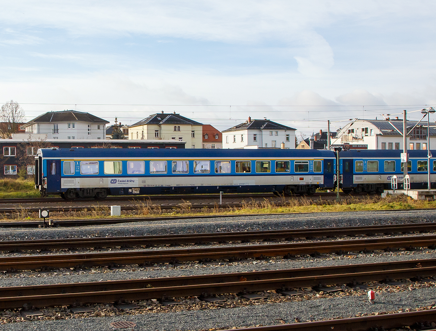 EuroCity Großraumwagen der 1. Klasse (Eurofima-Wagen) der ČD - České dráhy (Tschechische Bahnen), CZ- ČD 73 54 10-91 020-3 der Gattung Ampz 146 am 07.12.2022, eingereiht als Wagen 262 im EC 176 „Berliner“ (Praha hl.n. - Dresden - Berlin - Hamburg Altona), bei einer Durchfahrt in Radebeul Ost in Richtung Leipzig.

TECHNISCHE DATEN:
Länge über Puffer: 26.400 mm
Drehzapfenabstand: 19.000 mm
Leergewicht: 40,4 t
Höchstgeschwindigkeit: 200 km/h
Sitzplätze: 58
Toiletten: 2, geschlossenes System

Aufgrund des sich ausweitenden Reisezugverkehrs und der Notwendigkeit, Wagen mit einer zulässigen Höchstgeschwindigkeit von 200 Km/h vorzuhalten, beschafften die Tschechischen Eisenbahnen/České Dráhy ab dem Jahr 1999/2000 (Ampz 146 und Bmz 245 sowie WRmz 815) und noch einmal ab 2006 (Ampz 143, Bmz 241) in zwei Serien EuroCity-Reisezugwagen 1. und 2. Klasse und passende Speisewagen bei Siemens in Österreich. Das Wagenkonzept lehnte sich stark an die ab 1989 an die Österreichischen Bundesbahnen gelieferten druckdichten Reisezugwagen an, wurde jedoch in einigen Punkten technisch wie optisch verfeinert.

Für die 1. Klasse sah man ausschließlich Großraumwagen mit 2+1-Bestuhlung vor. Der Großraum wurde und wird durch eine Glastrennscheibe mit Durchgang geteilt. Diese Trennwand teilte auch bis 2007 den Raucher- vom Nichtraucherbereich. Die 2. Klasse wurde ausschließlich als Abteilwagen geliefert mit sechs Sitzplätzen in klassischer Manier pro Abteil. Beim Speisewagen wurde an einem Wagenende ein Bistrobereich vorgesehen, am anderen der Restaurantbereich. Im Bistrobereich fanden zunächst ein halbrunder Tisch mit Stühlen und Bistro-Stehtische Platz, die beim Umbau ab ca. 2013/14 gegen eine Theke ausgetauscht wurden.

Alle Wagen bekamen die laufruhigen SGP-300-Drehgestelle von Siemens, eine Mehrspannungsausrüstung zum grenzüberschreitenden Verkehr auch in Ländern mit abweichender Heizspannung. Die Aggregate am Unterboden wurden, wie bei den ÖBB-Pendants, mit einer Wanne geschlossen ausgeführt,  lediglich Transformator und Klimagerät sind offen zugänglich. Deren Ausführung weicht sowohl von der ursprünglichen ÖBB-Serie wie auch von der „Upgrade“-Version ab.

Die Wagen werden vornehmlich in EuroCity-Zügen von Hamburg und Kiel nach Prag verwendet, kommen jedoch auch im innertschechischen Verkehr zum Einsatz, darüber hinaus auch in Zügen in die Slowakei. Auch Aarhus in Dänemark, Binz auf Rügen, Stettin in Polen, Ljubljana in Slowenien sowie Linz, Wien und Budapest gehörten und gehören zu den Fahrzielen dieser Wagen.
