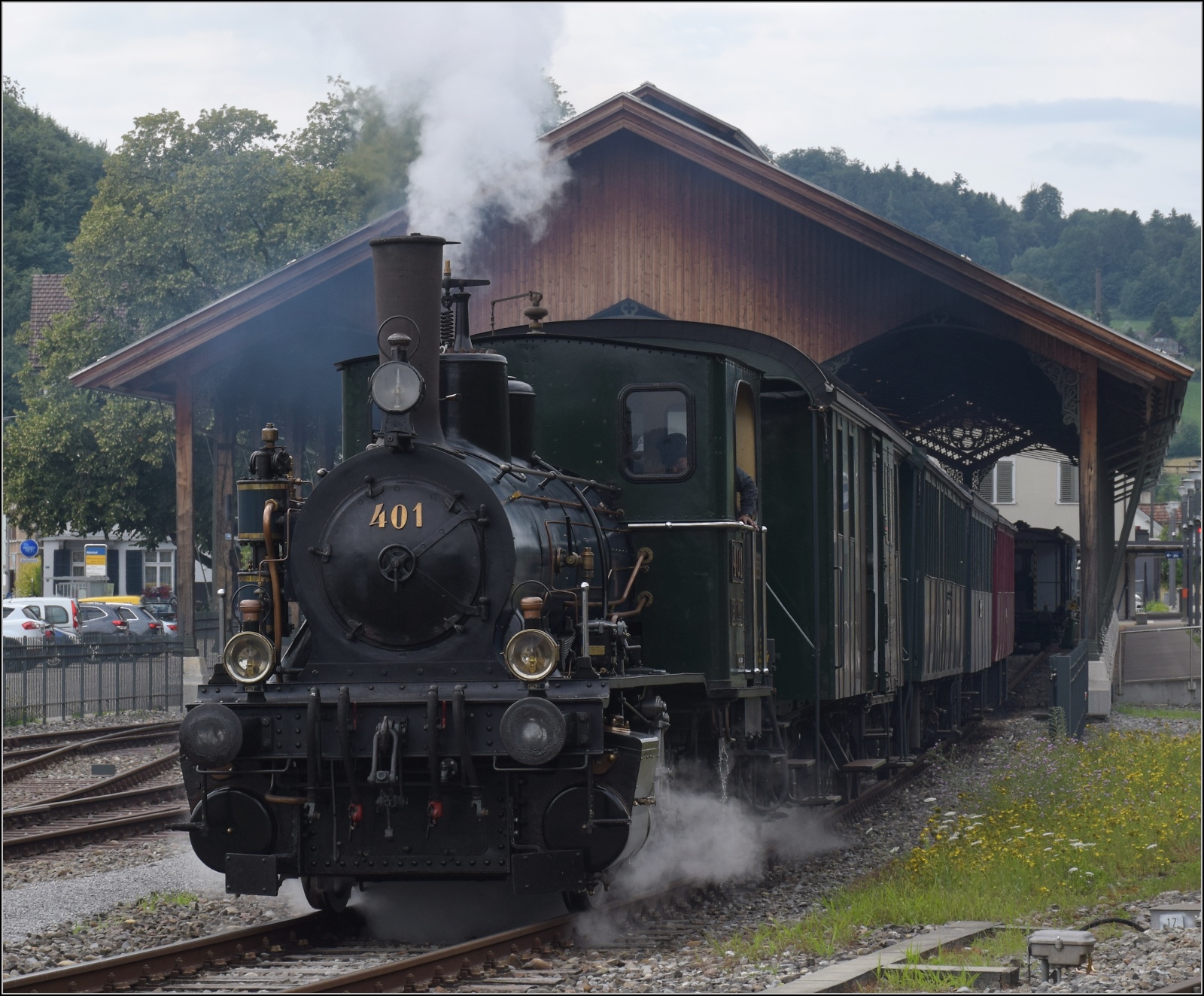 Fahrtag im Zürcher Oberland. 

Abfahrt von Ed 3/3 401 der UeBB aus Bauma. Juli 2023.