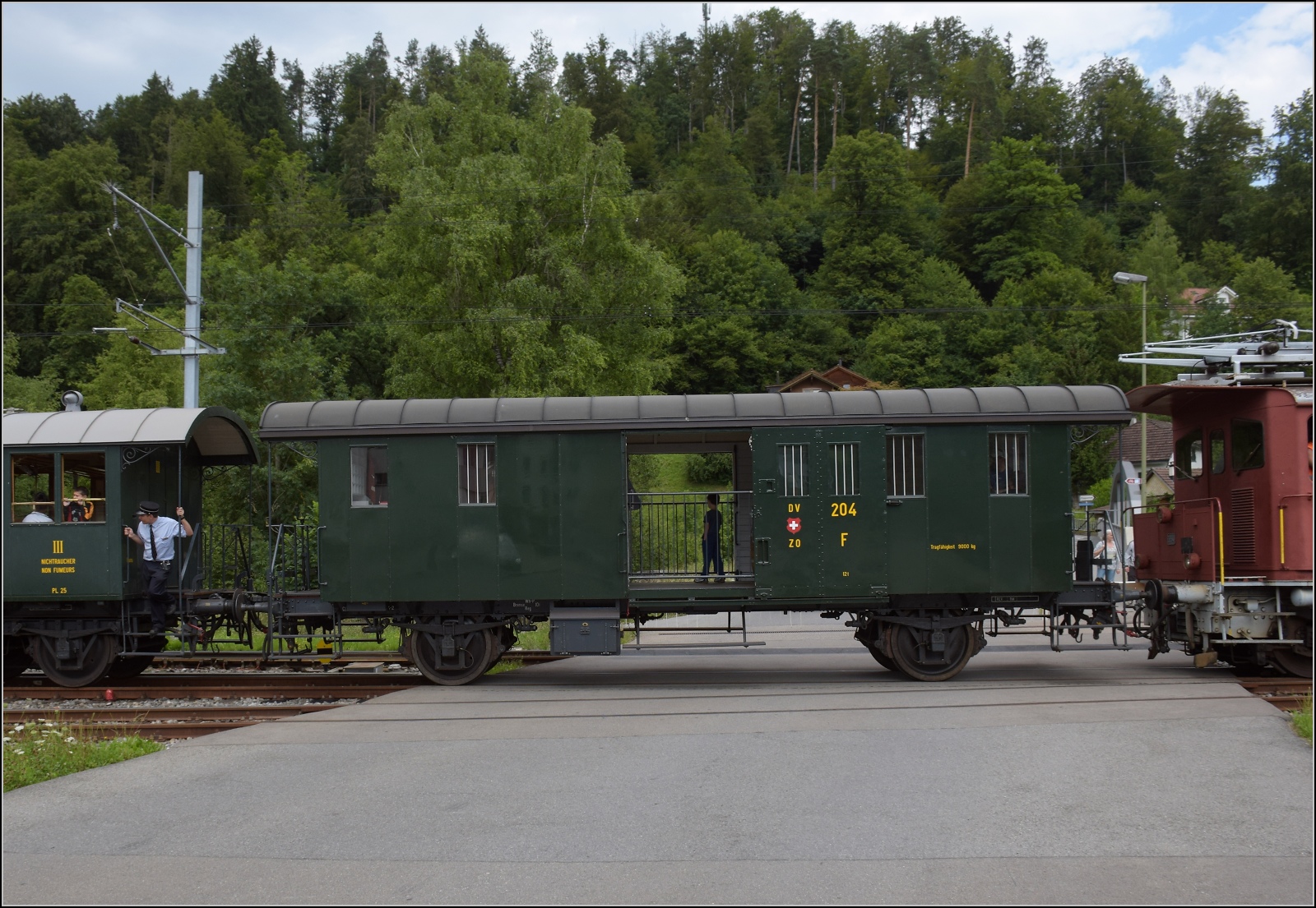 Fahrtag im Zürcher Oberland. 

Die Rangierarbeiten in Bauma sind immer eine Fahrzeugparade: Tem III 354. Juli 2023.