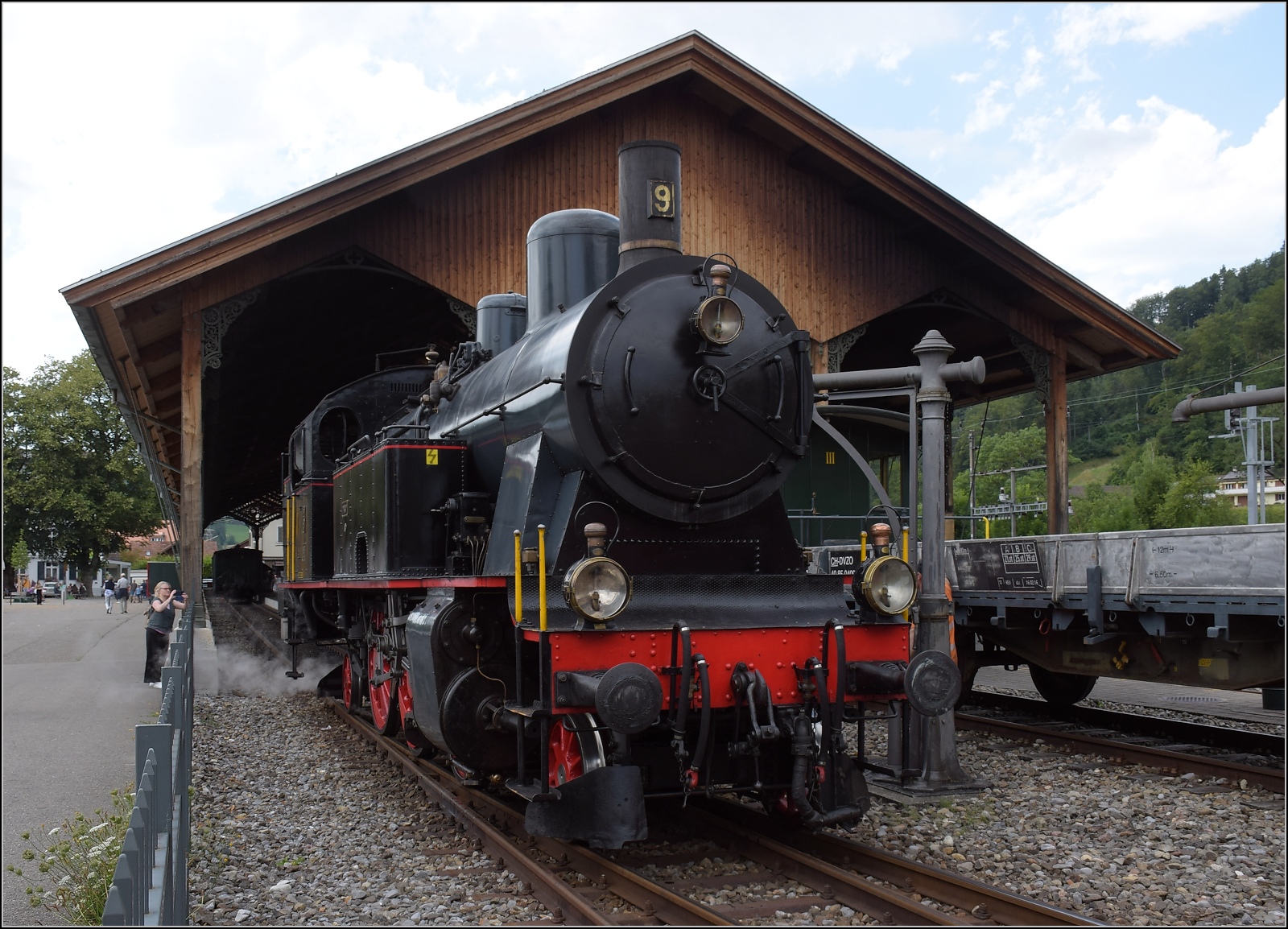 Fahrtag im Zürcher Oberland. 

Eb 3/5 der BT platziert sich in Bauma zum Wasserfassen. Juli 2023.