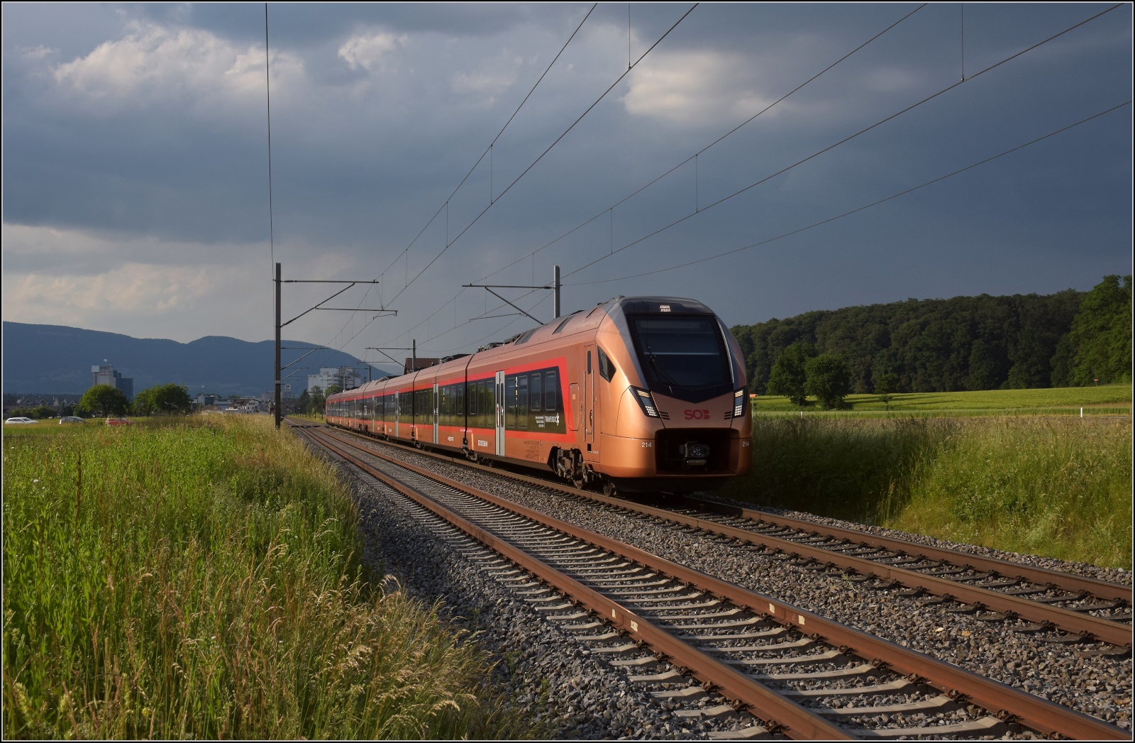 Fernverkehrstag auf der Altstrecke.

Via Burgdorf gibt es zumeist nur noch Güterverkehr, Nahverkehr und überregionale Züge nach Bern. Das Flirtpärchen RABe 526 114/214 der SOB ist seit nicht allzulanger Zeit für Letzteres zuständig. Bettenhausen, Juni 2023.