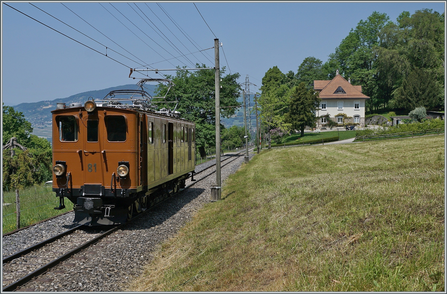 Festival Suisse de la vapeur / Schweizer Dampffestival 2023 der Blonay-Chamby Bahn: Die Bernina Bahn Rhb Ge 4/4 81 der Blonay Chamby Bahn ist von Blonay gekommen und wartet nun beim Einfahrsignal von Chaulin auf die Weiterfahrt. 

29. Mai 2023