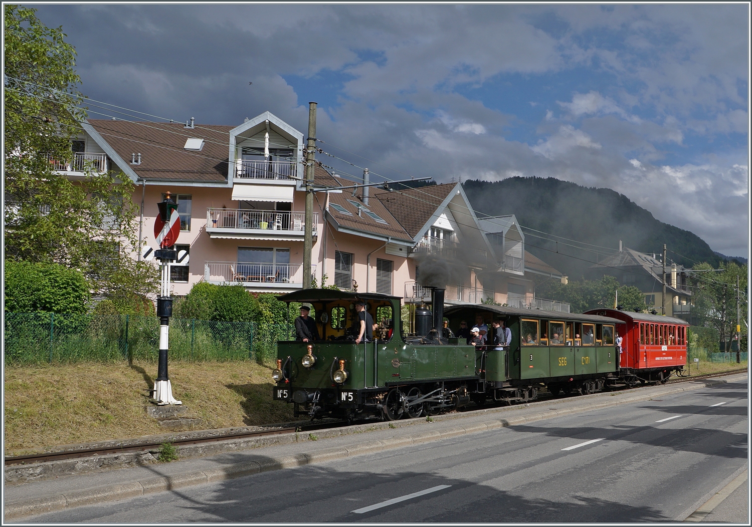 Festival Suisse de la Vapeur 2024 / Schweizer Dampf Festival 2024 bei der Blonay-Chamby Bahn. Die LEB G 3/3 N° 5 der Blonay Chamby Bahn erreicht mit ihrem Dampfzug Blonay.

19. Mai 2024