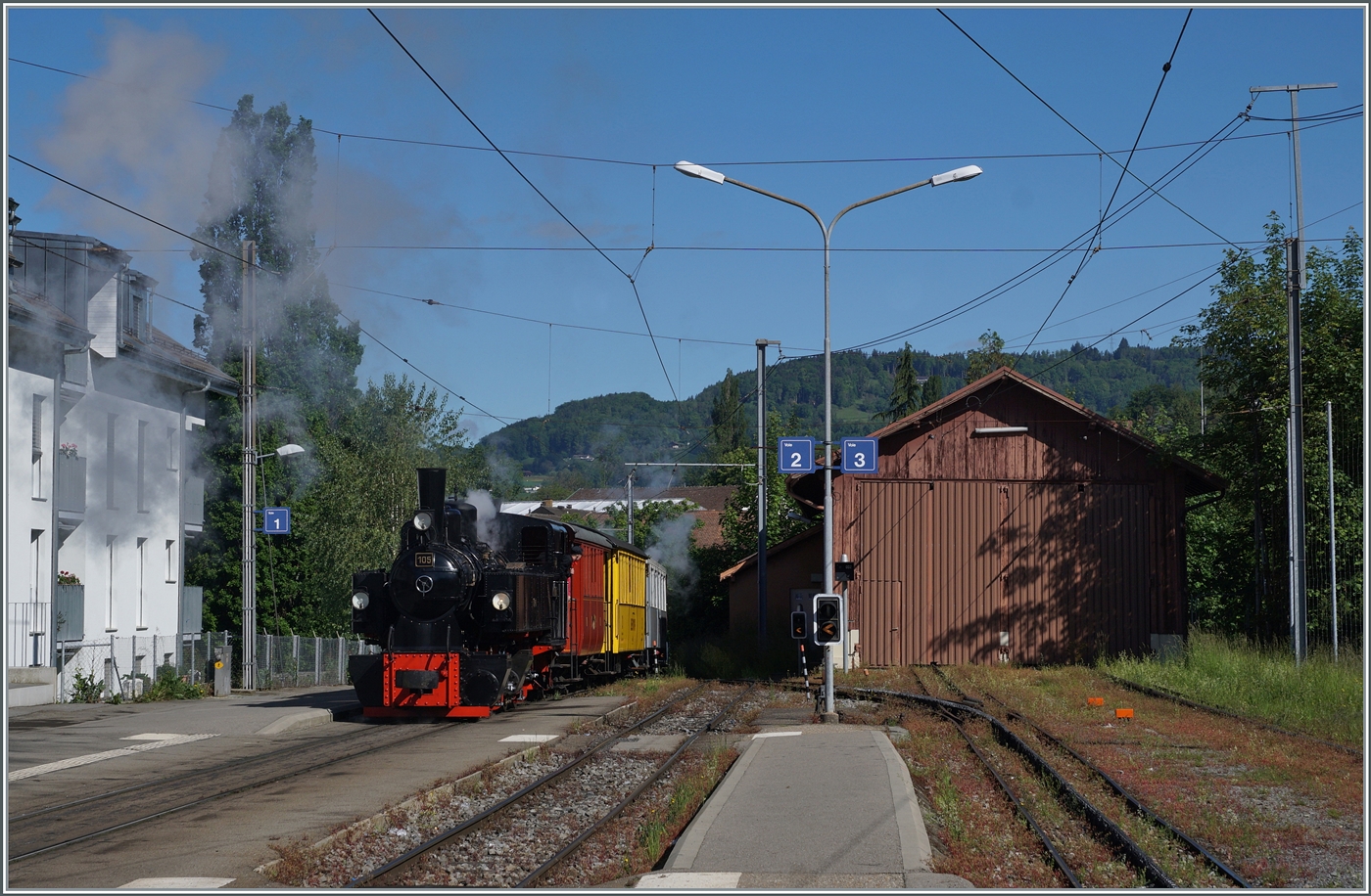 Festival Suisse de la vapeur 2024 / Schweizer Dampffestival 2024 der Blonay-Chamby Bahn -  Die beiden Blonbay-Chamby Bahn Dampflokomotiven BFD HG 3/4 N° 3 an der Zugsspitze und die SEG G 2x 2/2 105 am Zugschluss verlassen mit ihrem Extrazug nach Vevey den Bahnhof von Blonay.

19. Mai 2024