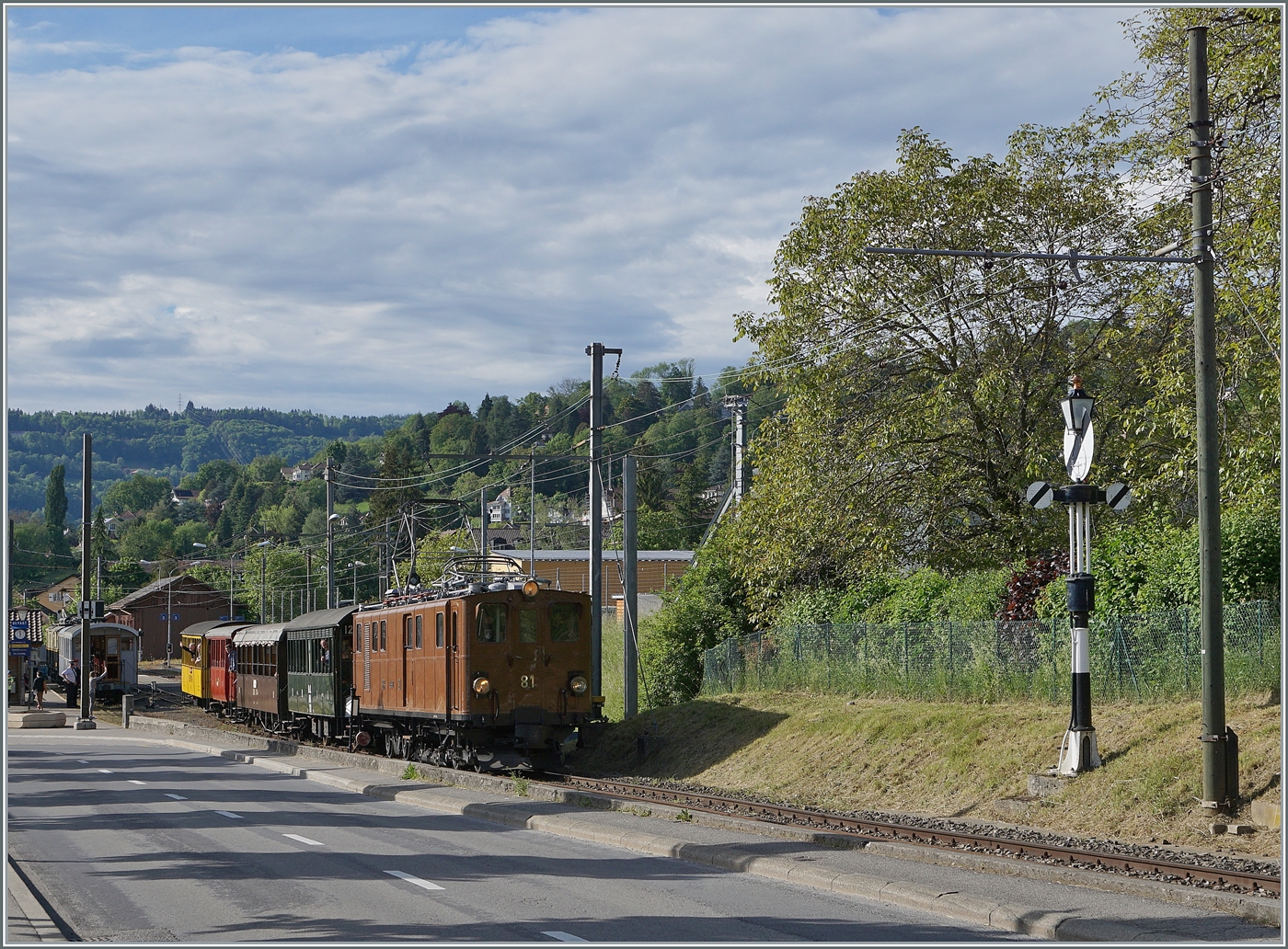 Festival Suisse de la vapeur 2024 / Schweizer Dampffestival 2024 der Blonay-Chamby Bahn -dazu gehört auch der direkte Zug von Vevey nach Chaulin und am späteren Nachmittag zurück, wobei am morgen mit Dampf und am Nachmittag mit elektrischer Traktion gefahren wird, die entsprechenden Hin und Rückführungen sind ebenfalls für die Reisenden zugänglich. mit der Einschränkung dass der morgendliche Dampfzug als Leermaterial bis Blonay geführt wird und erst ab Blonay genutzt werden kann. 
Im Bild die RhB Bernina Ge 4/4 81 der Blonay Chamby Bahn mit dem Riviera Belle Epoque Zug auf der Nachmittags Rückfahrt von Vevey nach Chaulin kurz nach der Abfahrt in Blonay.

19. Mai 2024