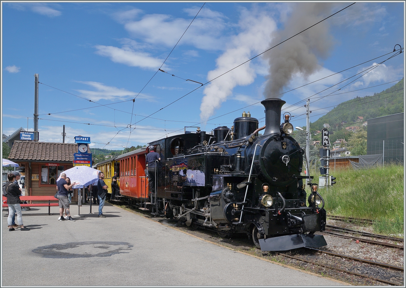 Festival Suisse de la vapeur (Schweizer Dampffestival 2024) Die BFD HG 3/4 N° 3 steht mit ihrem Dampfzug in Blonay zur baldigen Abfahrt nach Chaulin bereit. 

19. Mai 2024