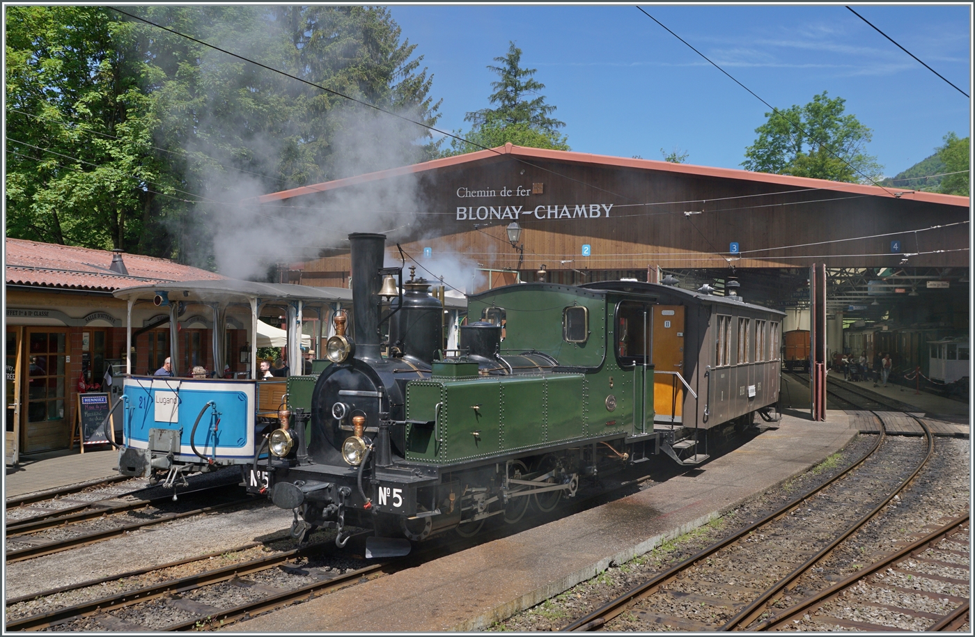 Festival Suisse de la vapeur 2024 / Schweizer Dampffestival 2024 der Blonay-Chamby Bahn - Bei der Ankunft des Zugs aus Blonay in Chaulin, noch bevor die Besucher ins Museum strömen, konnte ich von der Platform aus die kleine LEB Dampflok G 3/3 N° (Baujahr 1189) der Blonay Chamby Bahn fotografieren.

20. Mai 2024