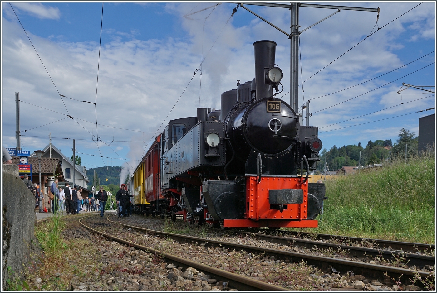 Festival Suisse de la vapeur 2024 / Schweizer Dampffestival 2024 der Blonay-Chamby Bahn -  Die beiden Blonay-Chamby Bahn Dampflokomotiven BFD HG 3/4 N° 3 an der Zugsspitze und die SEG G 2x 2/2 105 am Zugschluss sind mit ihrem Extrazug nach Vevey in Blonay angekommen.

19. Mai 2024