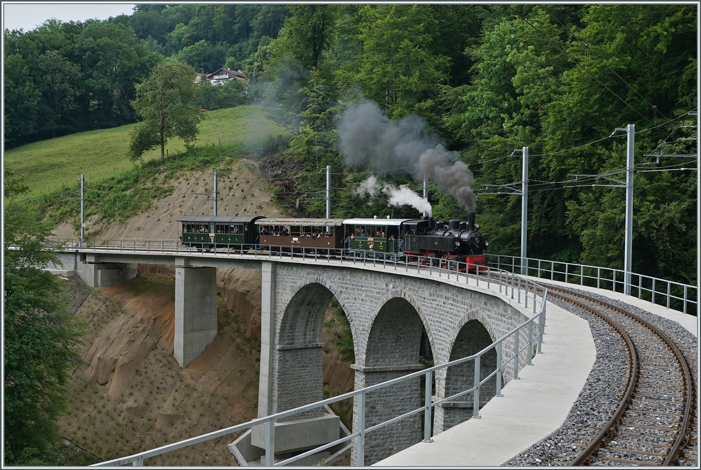 Festival Suisse de la vapeur (Schweizer Dampffestival 2025) - Die SEG 2x 2/2 105 der Blonay Chamby Bahn erreicht mit ihrem Dampfzug auf der Fahrt von Blonay nach Chaulin den Baye de Clarens Viadukt; unübersehbar der frisch revidierte GFM  Wagen gleich hinter der Lok. 

9. Juni 2025



   