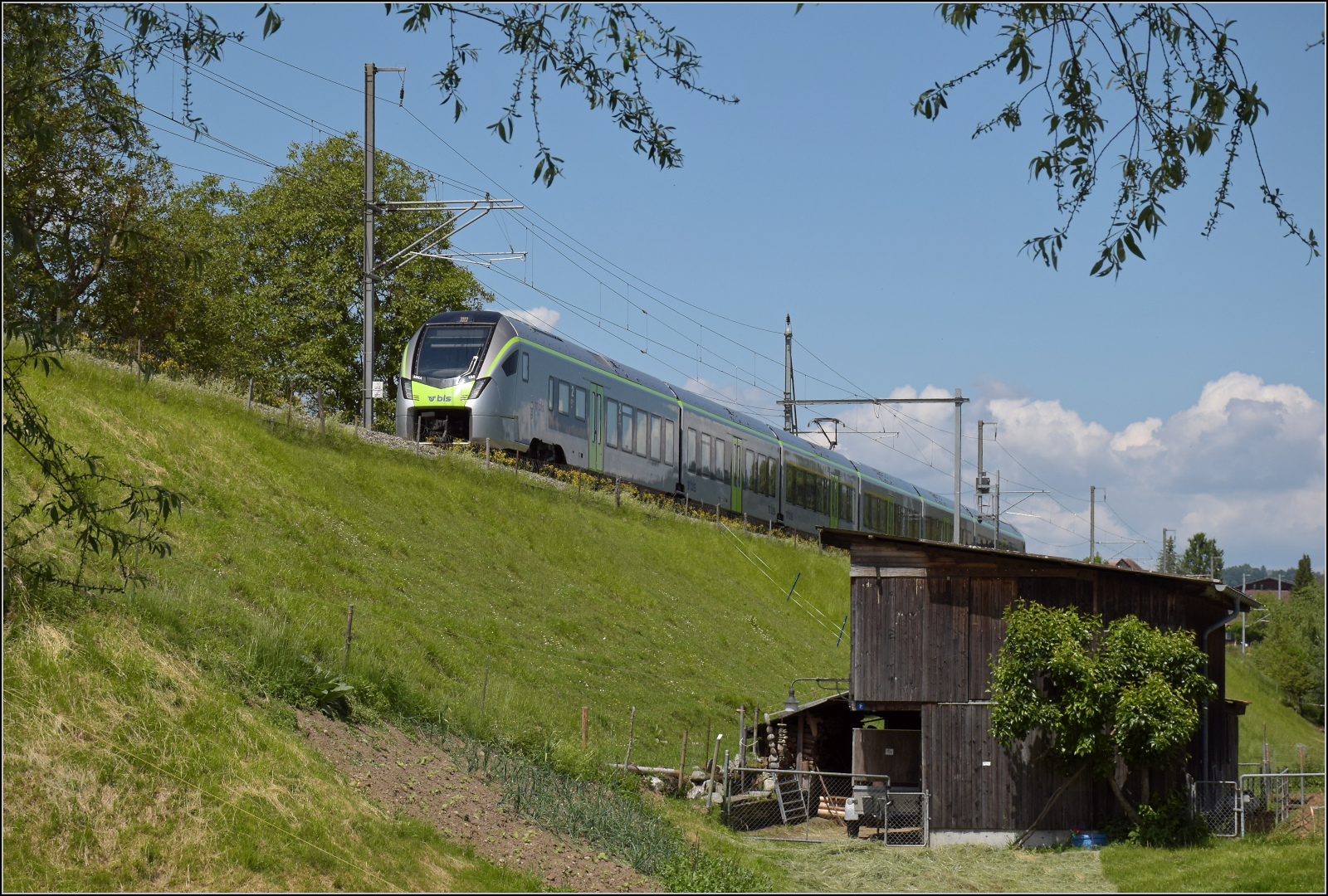 Freundlicherweise bremste RABe 528 124 den Dampfzug aus. Denn sonntags bei schönem Wetter ist Vorwärtskommen auf der engen  Rad- und Pedelec-Rennbahn  eher mäßig möglich. Trimstein, Mai 2025.