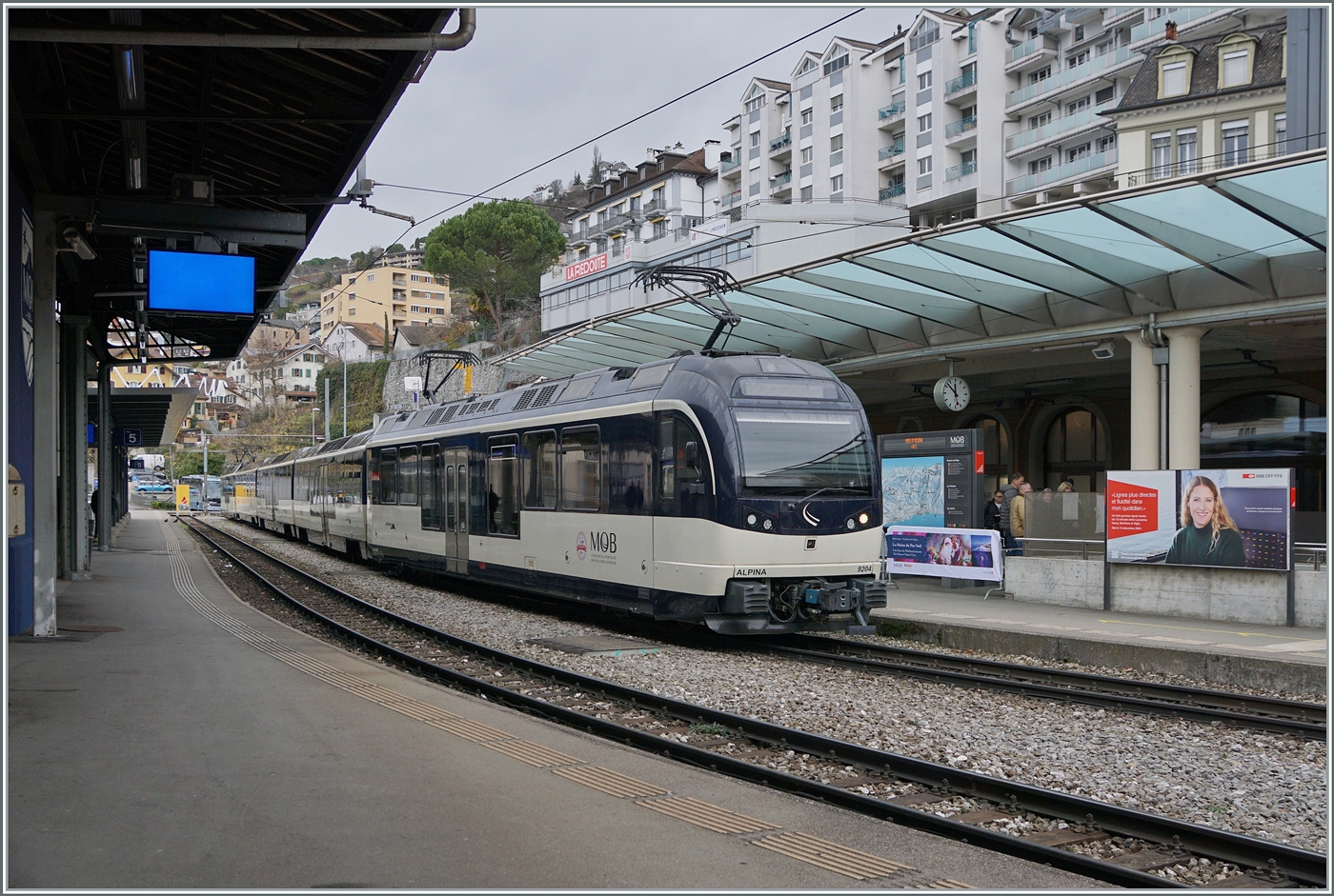 Frisch geputzt steht in Montreux der Montreux der MOB Alpina Be 4/4 9204 mit seinem Zug am Bahnsteig. 

7. Dez. 2024e
