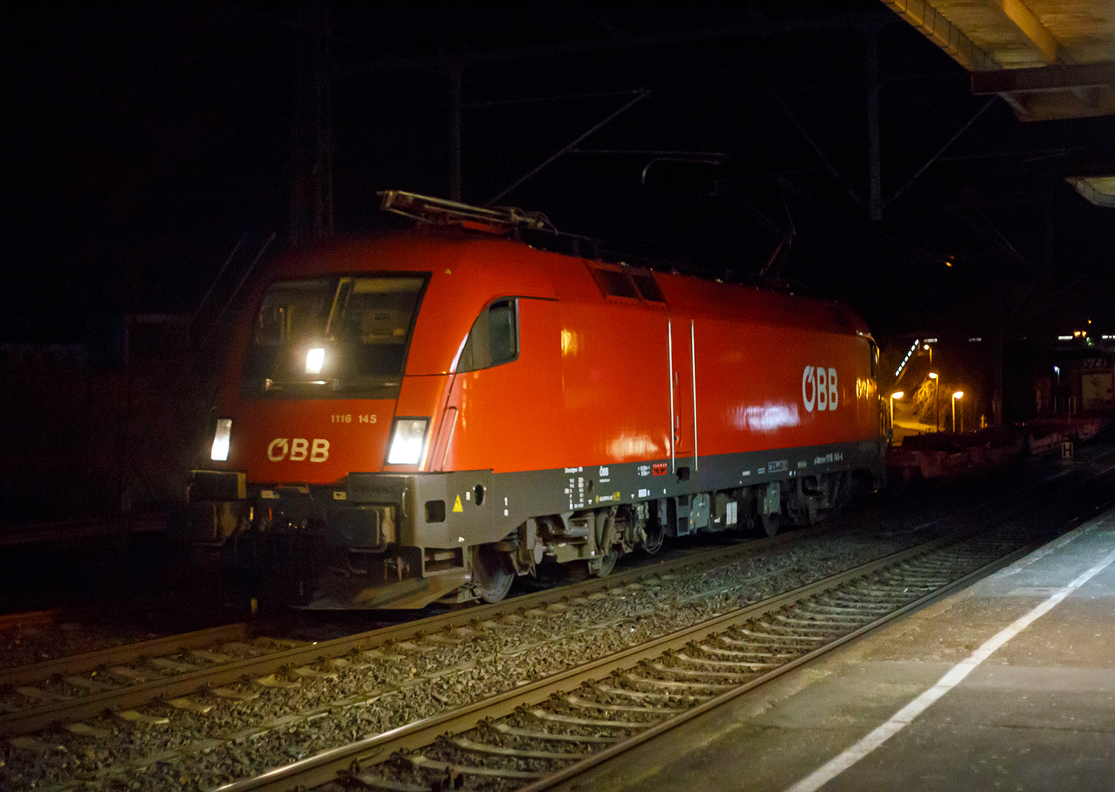 Frhmorgens in Betzdorf (Sieg)....
Die BB 1116 1145 (91 81 1116 145-4 A-BB) fhrt am 21.03.2023 (4:19 Uhr) mit einem KLV-Zug durch Betzdorf (Sieg) in Richtung Kln.

Der Taurus II, eine elektrische Universallokomotive vom Typ SIEMENS ES64U2 wurde 2003 von Siemens unter der Fabriknummer 20866 gebaut und an die BB (sterreichische Bundesbahnen) als 1116 145-2 geliefert. Sie hat die Zulassungen fr sterreich und Deutschland.
