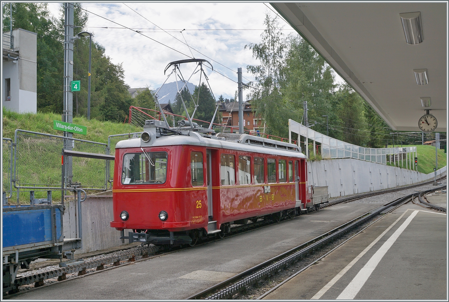 Für das 125 Jahre Jubiläum der Bex Villars Col de Bretaye Bahn (BVB) wurde der 1944 in Betrieb genommen Triebwagen BDeh 2/4 N° 25 in der ursprünglichen BVB Farbgebung lackiert. Der  Flèche  absolviert nun im Jubiläums-Sommer an einigen Tagen eine Hin- und Rückfahrt von Villars-sur-Ollon zum Col de Bretaye. Das Bild zeigt den BDeh 2/4 25 in Villars vor der Abfahrt zum Col-de-Bretaye.

19. August 2023
