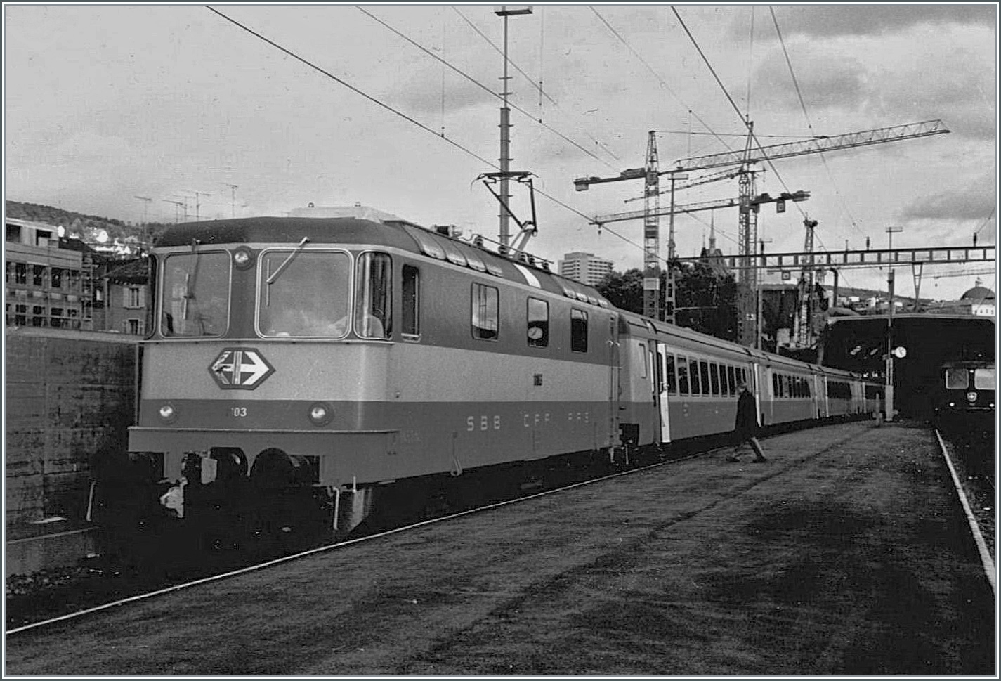 Für die Swiss-Express Züge wurden einige Re 4/4 II mit automatischer Kupplung versehen und erhielten eine Farbliche Neugestaltung. Zu diesen  Swiss-Express Loks gehörte auch die Prototyp Re 4/4 II 11003, die hier in Zürich HB mit ihrem Swiss Express auf die Abfahrt wartet. 

Analogbild vom 25. Juli 1984