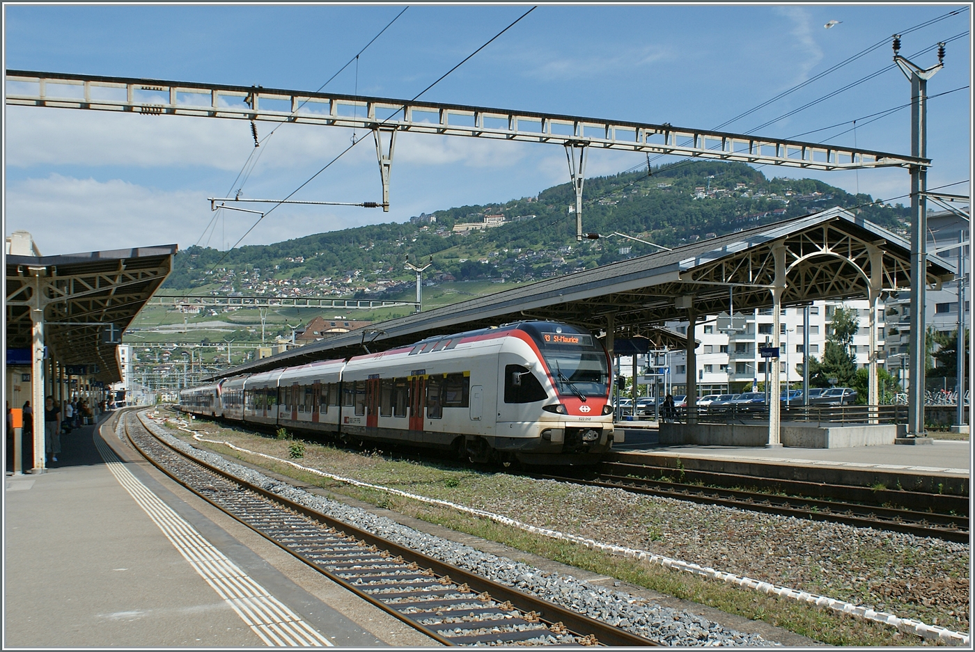Gemischtes Doppel: der SBB RABe 523 054 und ein Flirt 3 sind als R3 von Vallorbe nach St-Maurice unterwegs und konnten beim Halt in Vevey fotografiert werden. 

6.Juni 2024