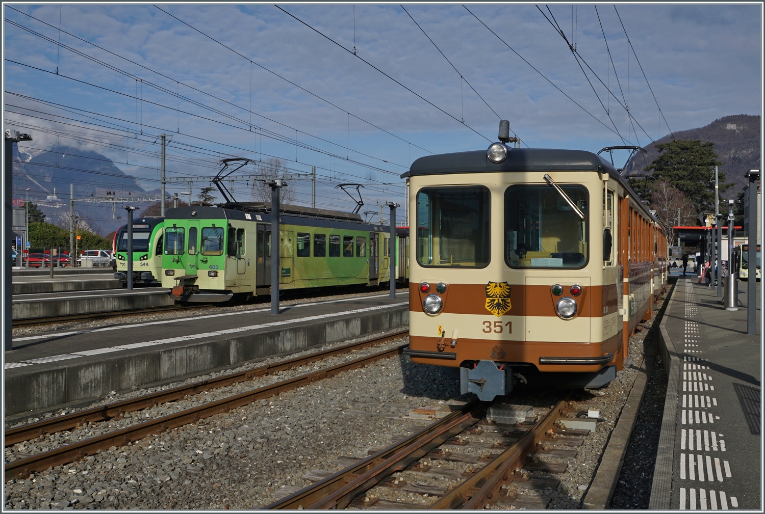 Gleich drei TPC Züge in Aigle (auch wenn einer davon etwas versteckt ist):  Ganz links zeigt sich der etwas versteckte Bhe 2/6 544 als R 72 in Richtung Monthey, in der Mitte eine ASD Regionalzug (R71) mit dem führenden BDe 4/4 403 und rechts ist der aus Leysin angekommen Regionalzug (R 70) mit dem Steuerwagen Bt 351 und dem schiebenden BDe 4/4 zu sehen. 

17. Feb. 2024