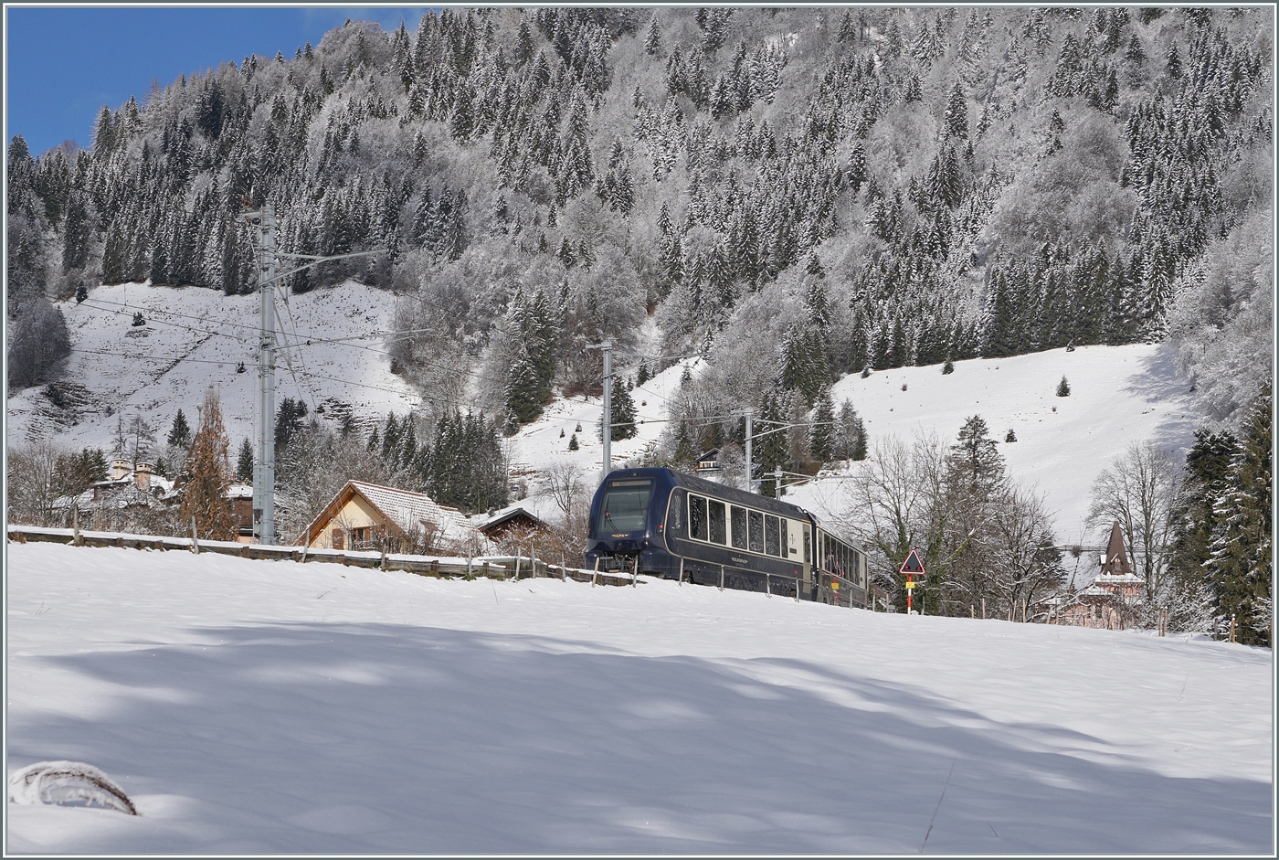 GoldenPass Express Impression in der Winterlandschaft bei Les Avants.

3. Januar 2025