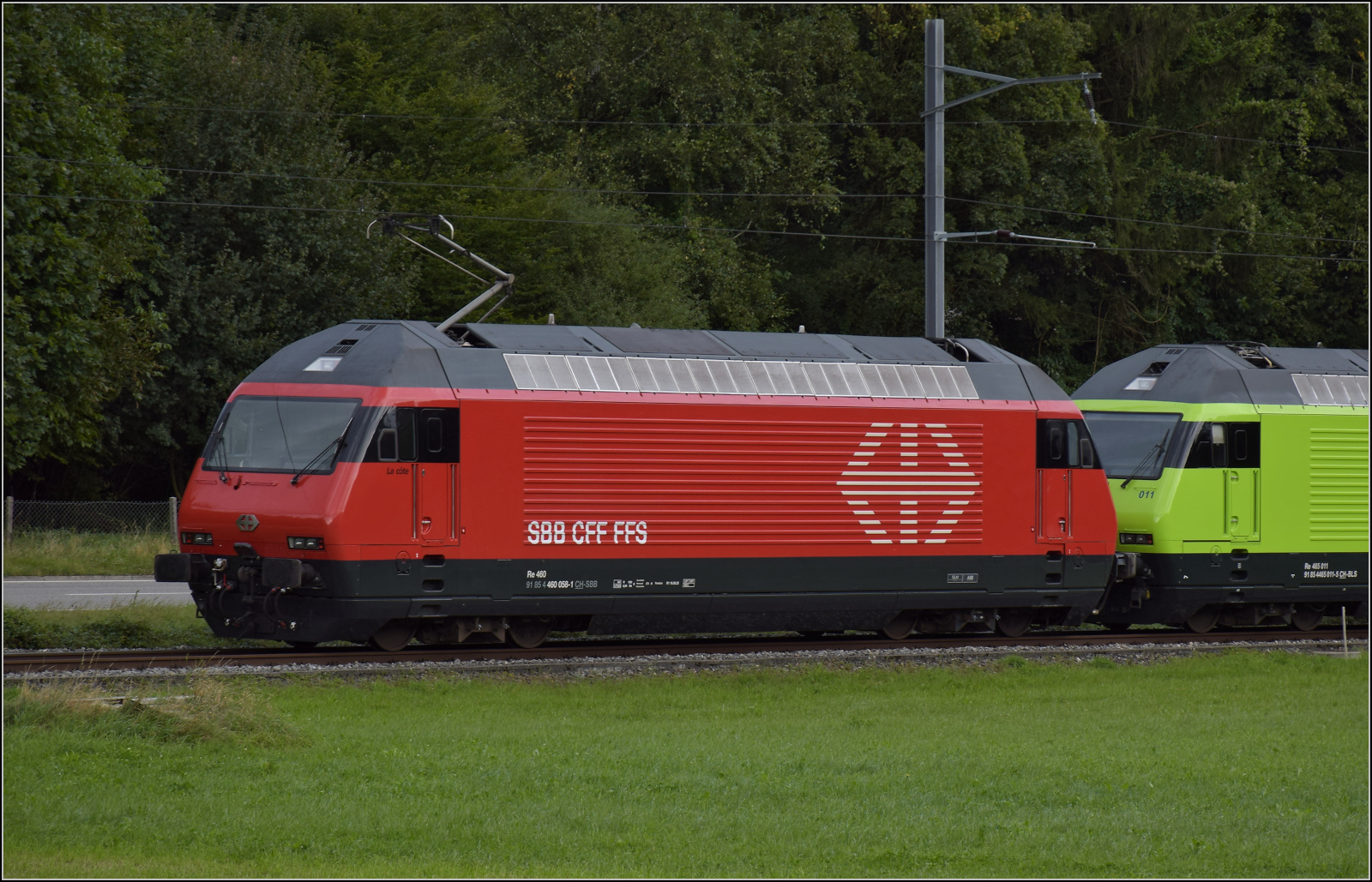Grosses BoBo-Treffen in Balsthal - die Teilnehmerinnen:

Die Re 460 058 'La Côte' der SBB ist Teil der Drehstrom-Variante der Schweizer BoBo-Familie. Äussere Klus, September 2024.