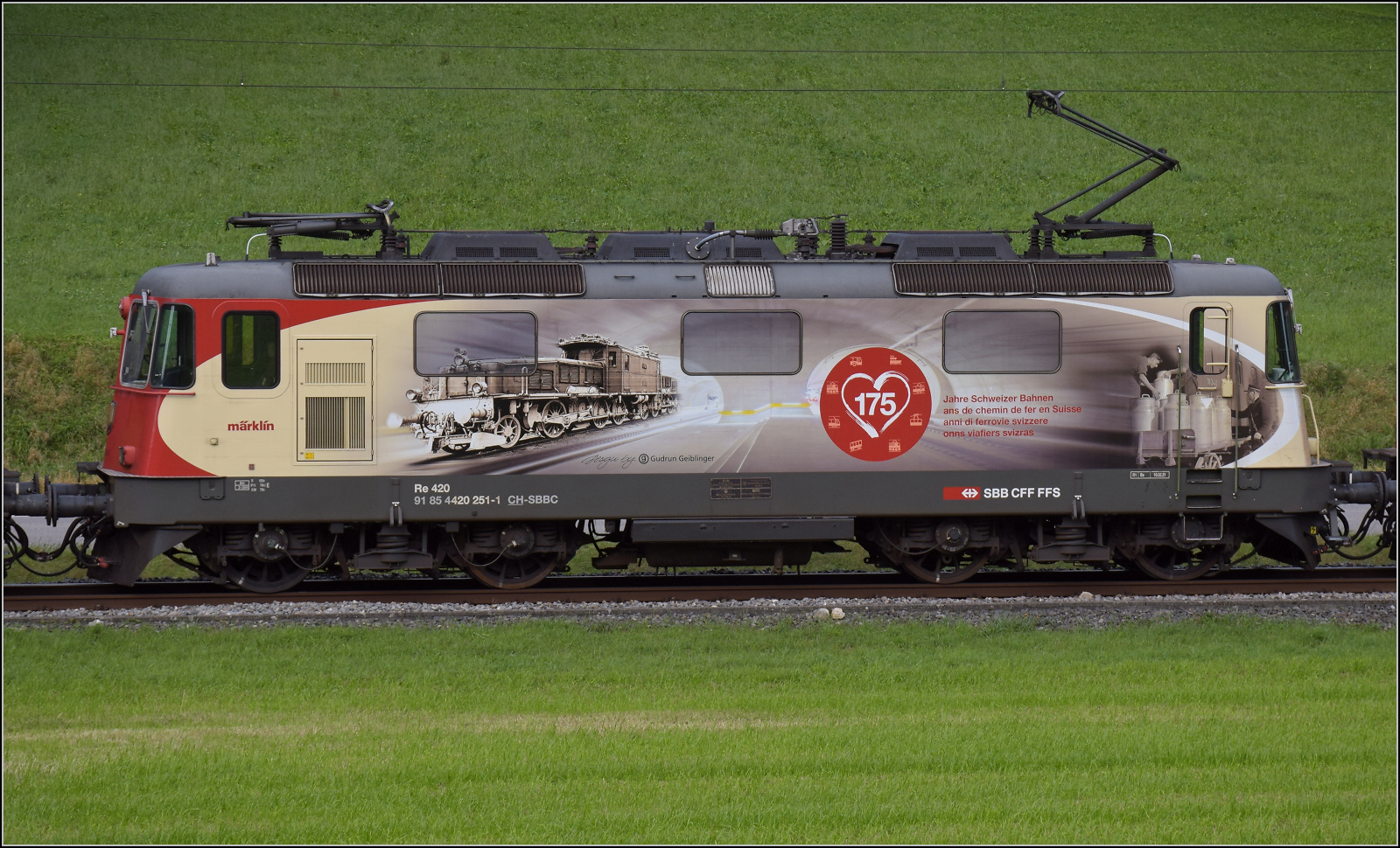 Grosses BoBo-Treffen in Balsthal - die Teilnehmerinnen:

Re 4/4 II 11251 mit '175 Jahre Schweizer Bahnen'. Diese Lok entstammt der 2. Serie, die einige Verbesserungen erfahren hat. Äusserlich ist dies schnell an den zwei Stromabnehmern sichtbar. Äussere Klus, September 2024.