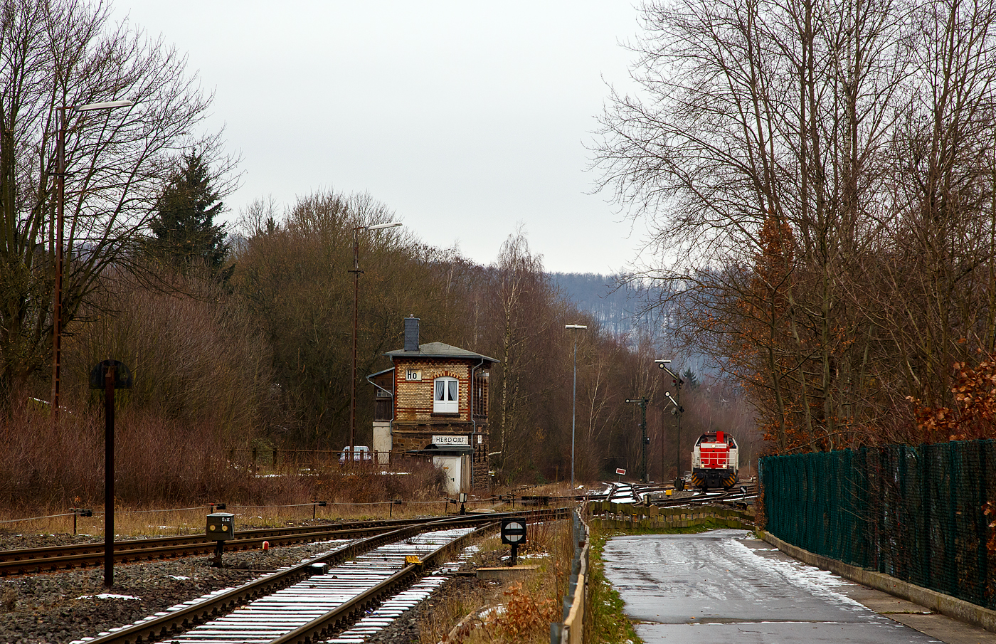 Güterverkehr gibt es noch in Herdorf....
Nun hat die KSW 47 (92 80 1271 027-5 D-KSW), ex D 2 der HFM, eine Vossloh G 1000 BB der KSW (Kreisbahn Siegen-Wittgenstein), am 24.01.2023 den Bereich Bf Herdorf erreicht und fährt nach dem Fahrtrichtungswechsel der Hellertalbahn (KBS 462 / Strecke-Nr. 2651) in Richtung Haiger los.

Normalerweise würde sie in Richtung Betzdorf fahren, aber der Streckenanschnitt Herdorf – Betzdorf ist bis min. Ende April gesperrt, so muss die KSW den Umweg über Haiger fahren. Wobei hier als Lokzug ist es nur der Umweg und der entsprechende Mehrverbrauch an Kraftstoff, aber für den Güterverkehr ist noch die Streckenklasse sehr entscheidend und die beträgt bei dem Streckenanschnitt Herdorf – Haiger nur CE (anstatt D4 zwischen Betzdorf und Herdorf). Bei CE beträgt die Radsatzlast max. 20 t bei D4 aber 22,5 t. Dadurch kann ein Coil weniger geladen werden, da man nicht gerademal Coils vierteln kann, ergibt sich daraus ein bis zu 35% geringeres Ladegewicht und ein Mehraufwendung von Waggons.